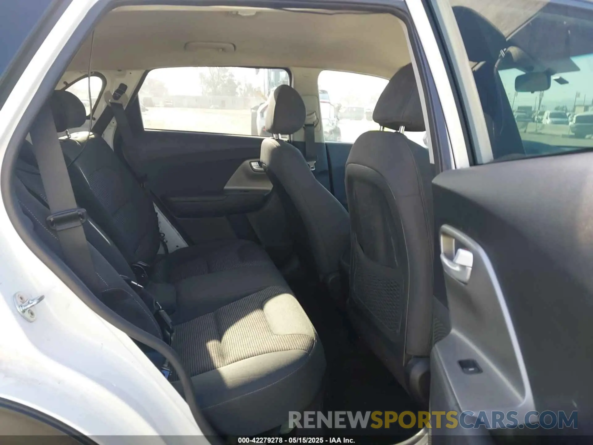 8 Photograph of a damaged car KNDCB3LC2N5519141 KIA NIRO 2022