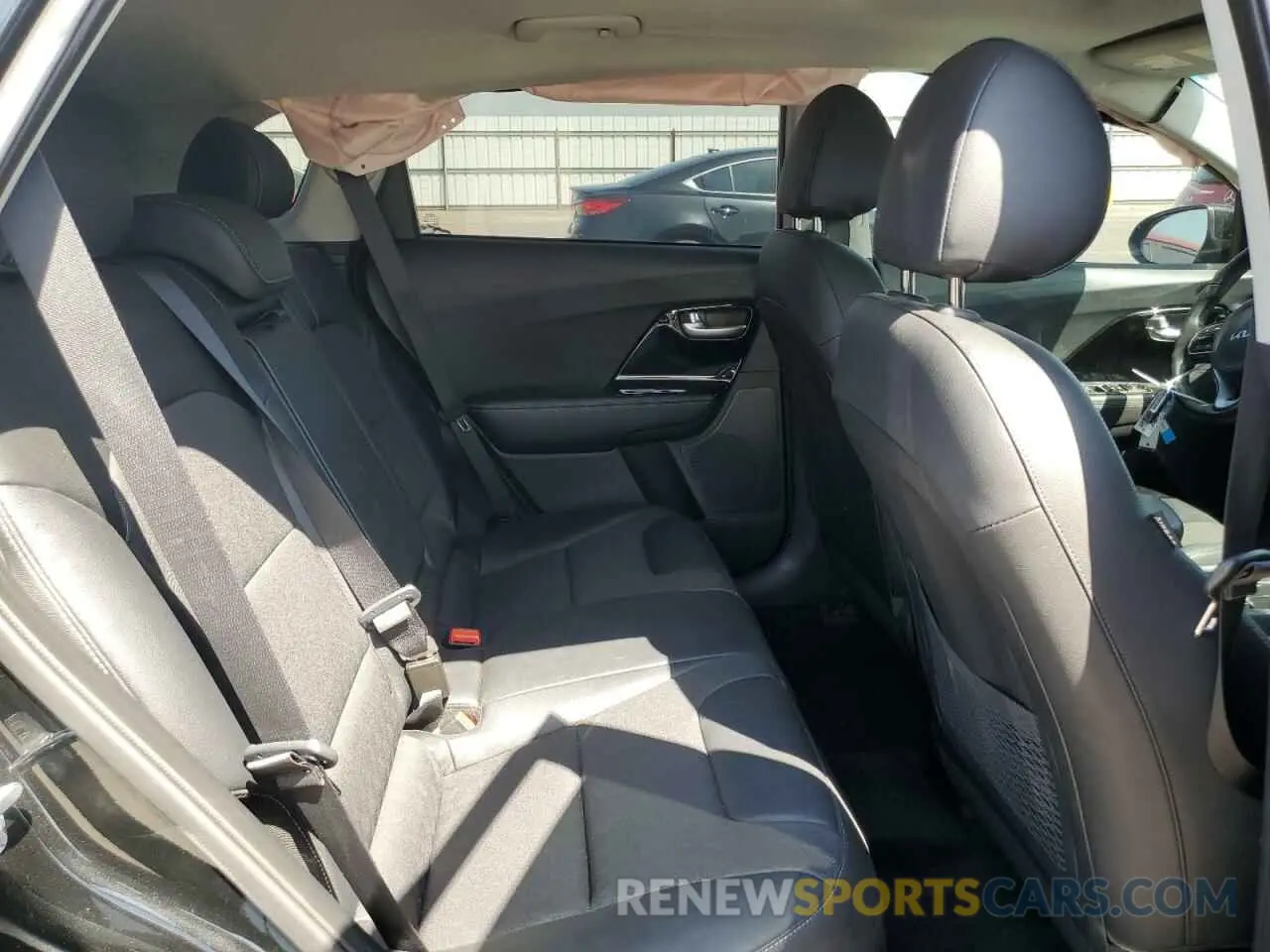 11 Photograph of a damaged car KNDCB3LC2N5549594 KIA NIRO 2022