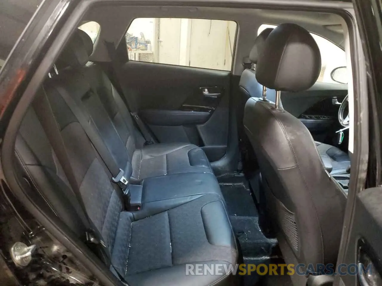 11 Photograph of a damaged car KNDCB3LC3N5539575 KIA NIRO 2022