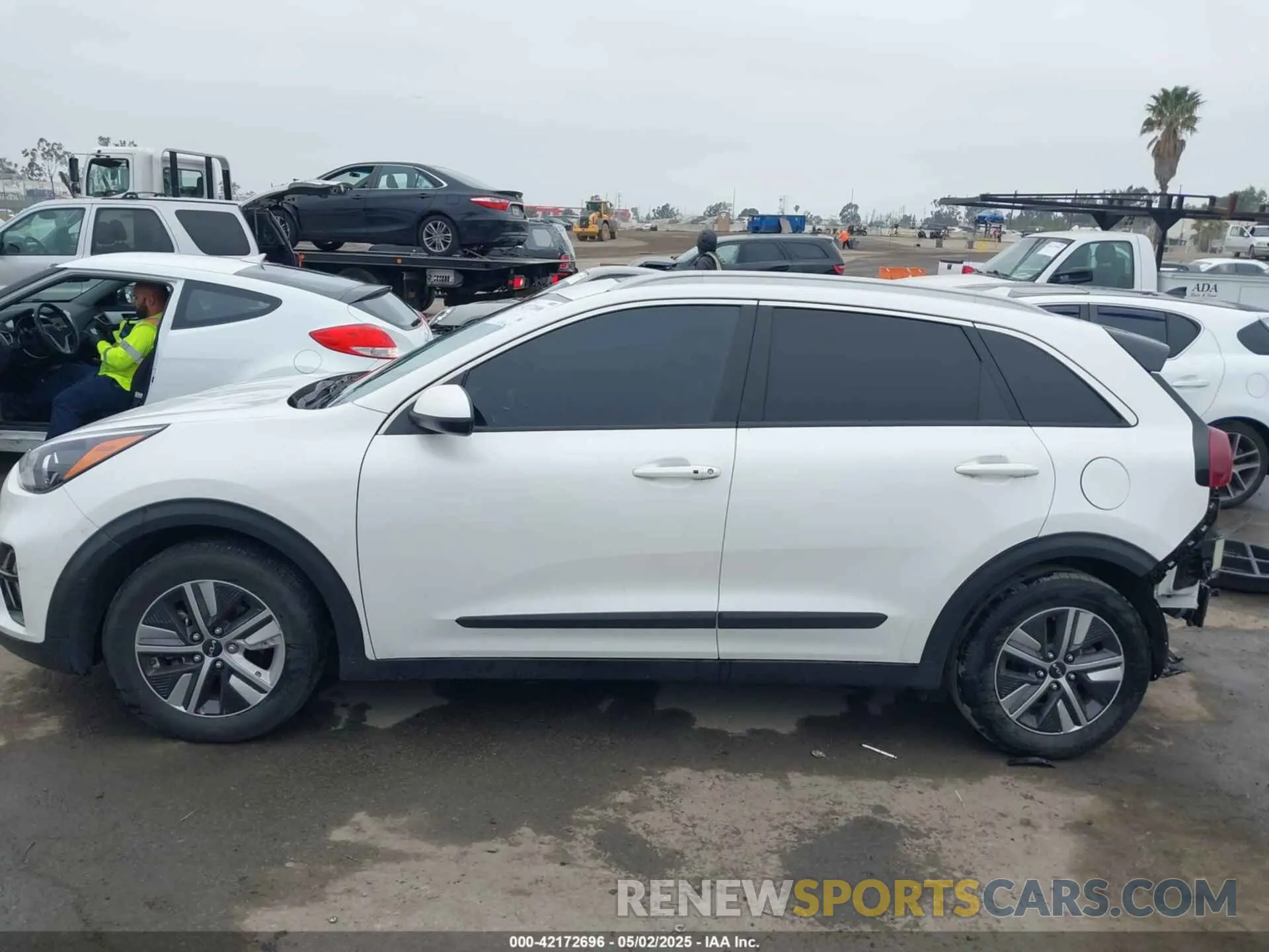 14 Photograph of a damaged car KNDCB3LC3N5547028 KIA NIRO 2022