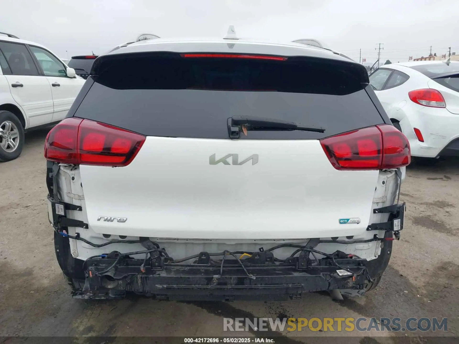 16 Photograph of a damaged car KNDCB3LC3N5547028 KIA NIRO 2022