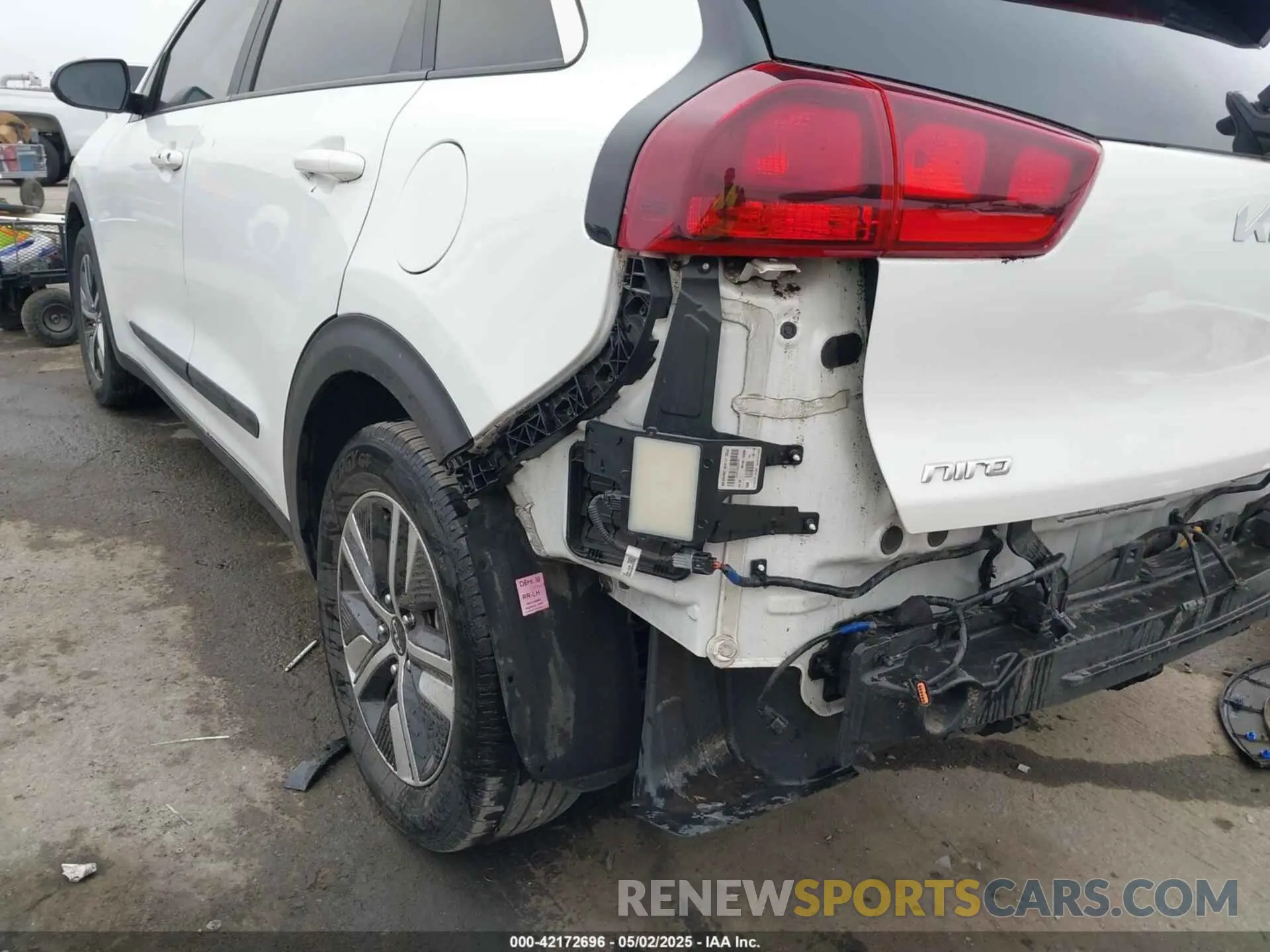 17 Photograph of a damaged car KNDCB3LC3N5547028 KIA NIRO 2022