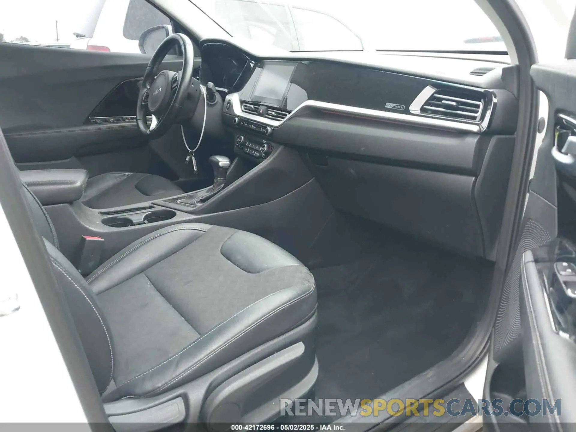5 Photograph of a damaged car KNDCB3LC3N5547028 KIA NIRO 2022