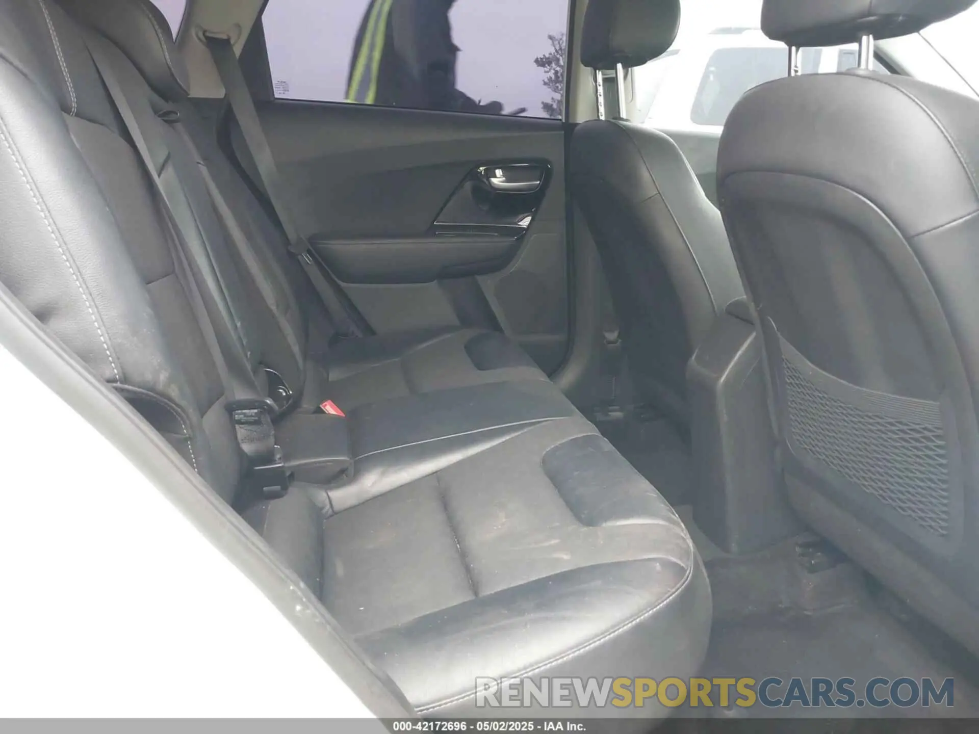 8 Photograph of a damaged car KNDCB3LC3N5547028 KIA NIRO 2022