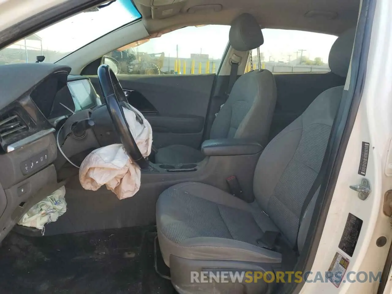7 Photograph of a damaged car KNDCB3LC4N5549418 KIA NIRO 2022