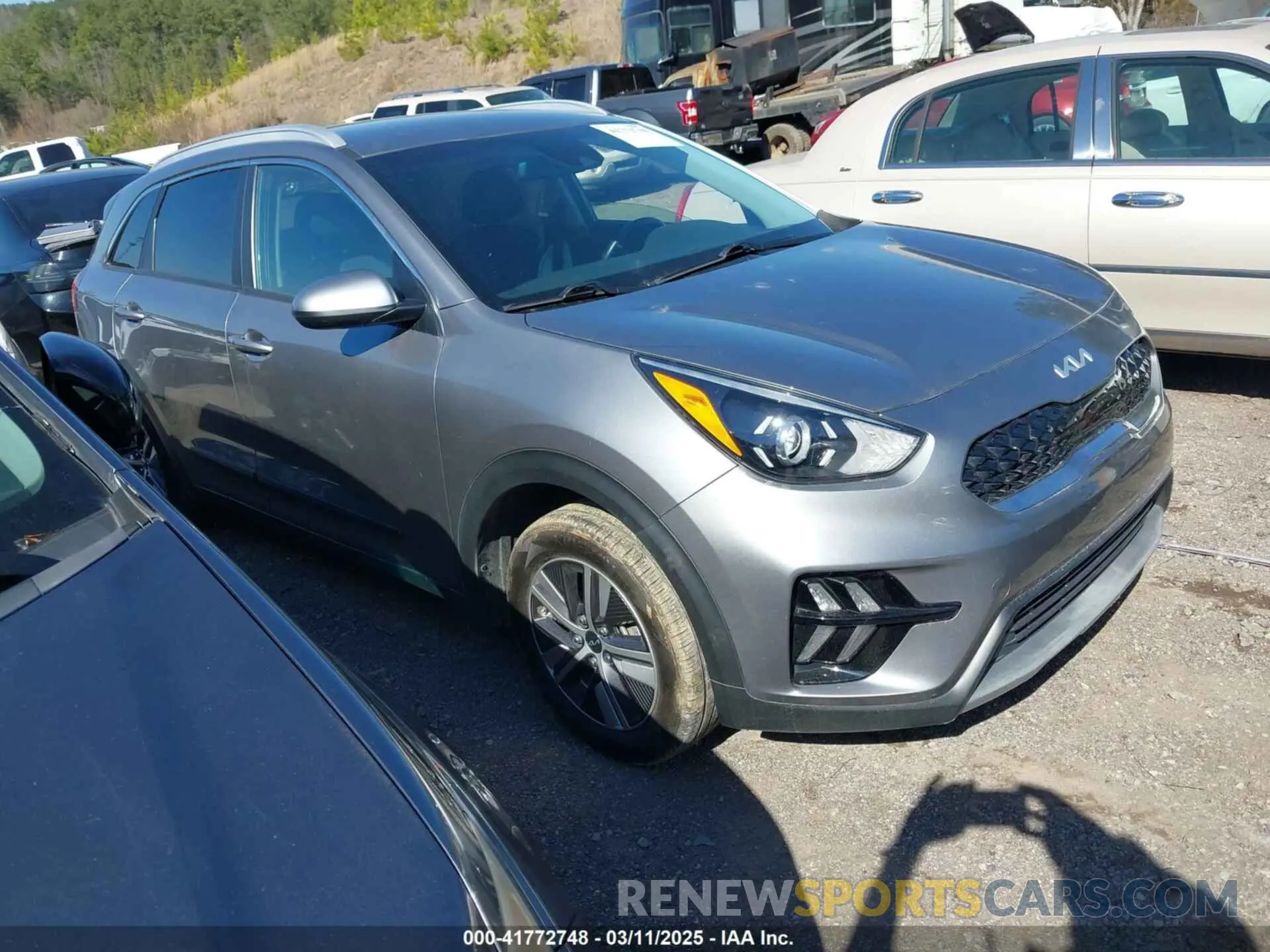 1 Photograph of a damaged car KNDCB3LC5N5527413 KIA NIRO 2022