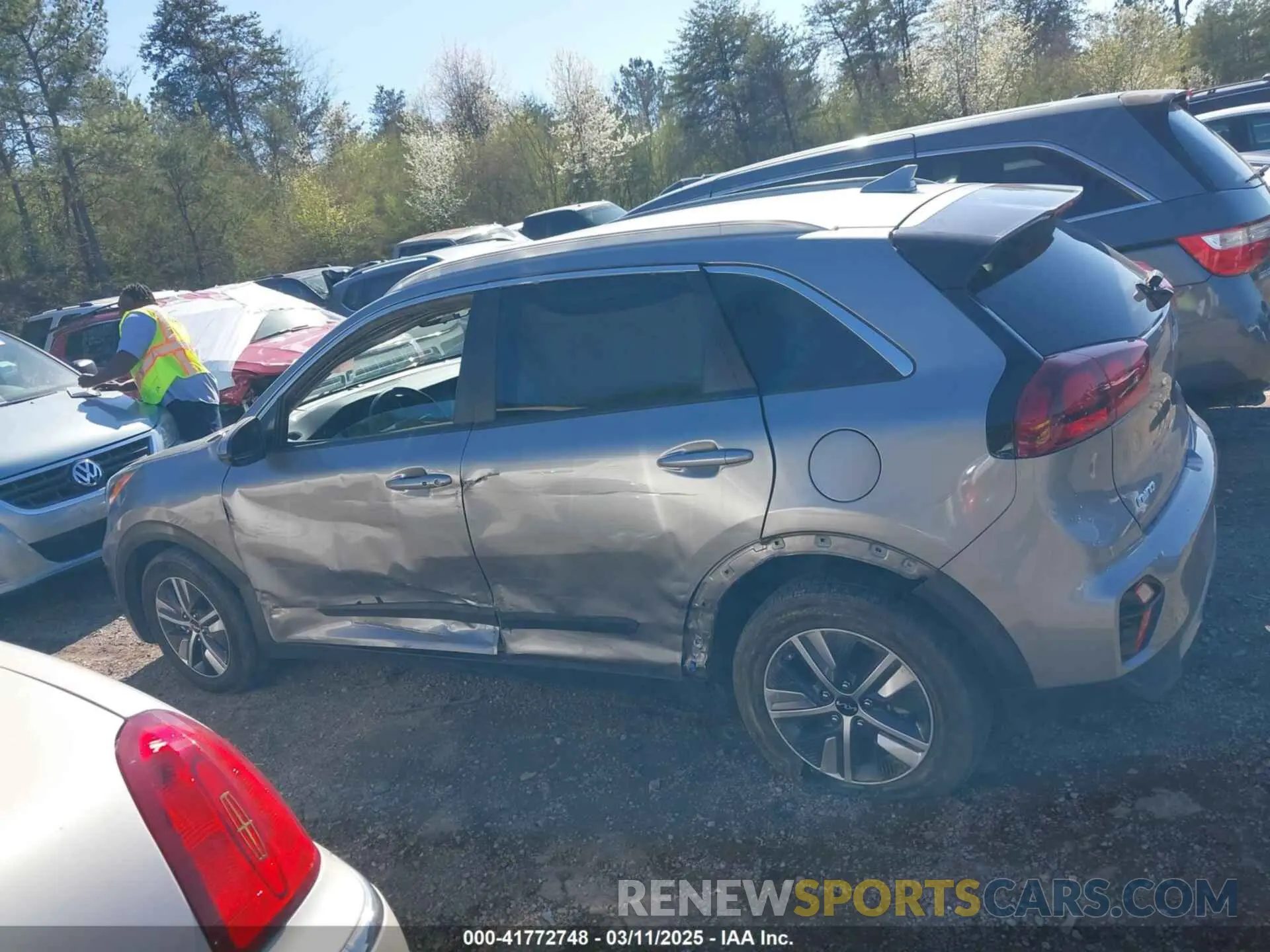 14 Photograph of a damaged car KNDCB3LC5N5527413 KIA NIRO 2022
