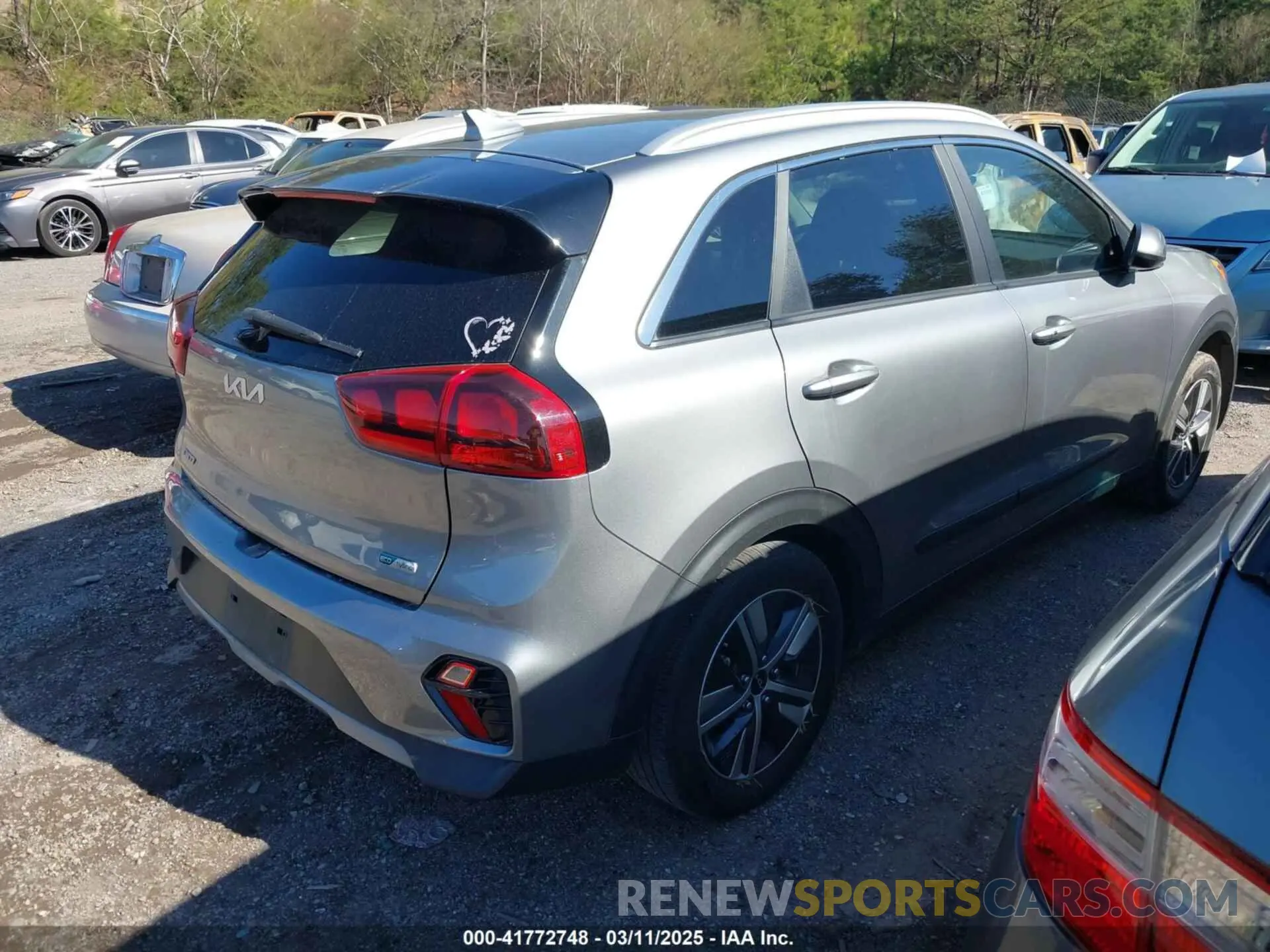 4 Photograph of a damaged car KNDCB3LC5N5527413 KIA NIRO 2022