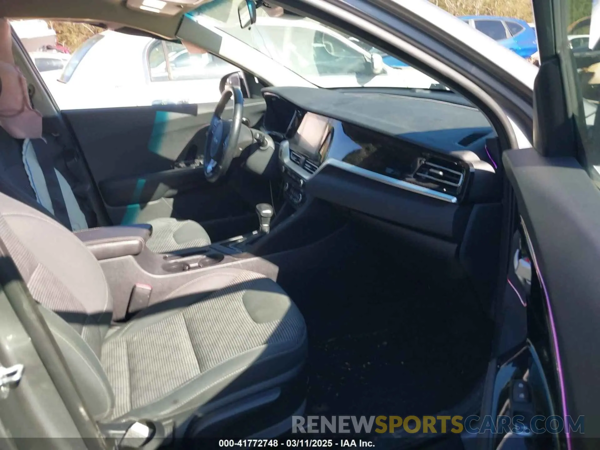5 Photograph of a damaged car KNDCB3LC5N5527413 KIA NIRO 2022