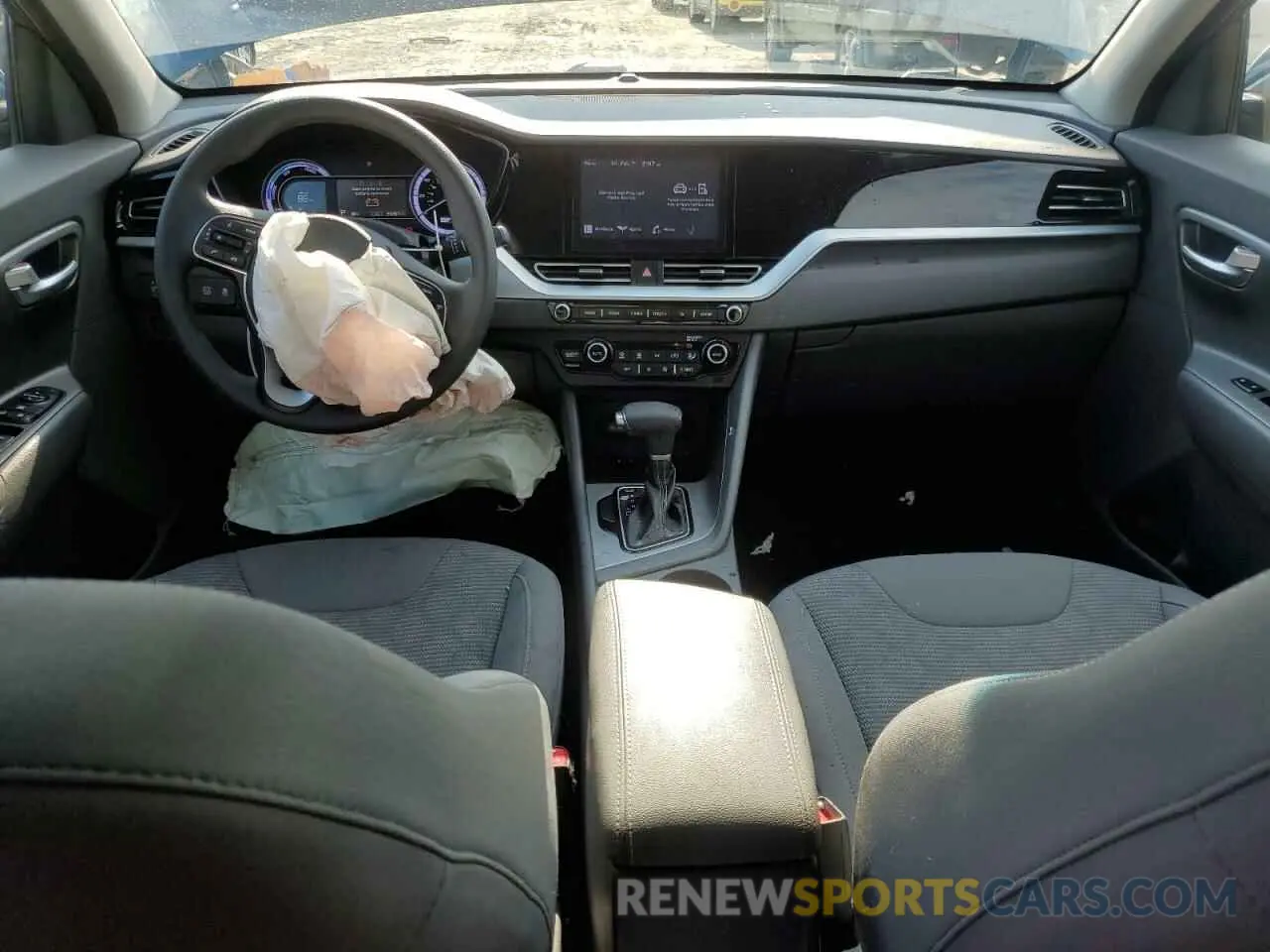 8 Photograph of a damaged car KNDCB3LC5N5539268 KIA NIRO 2022