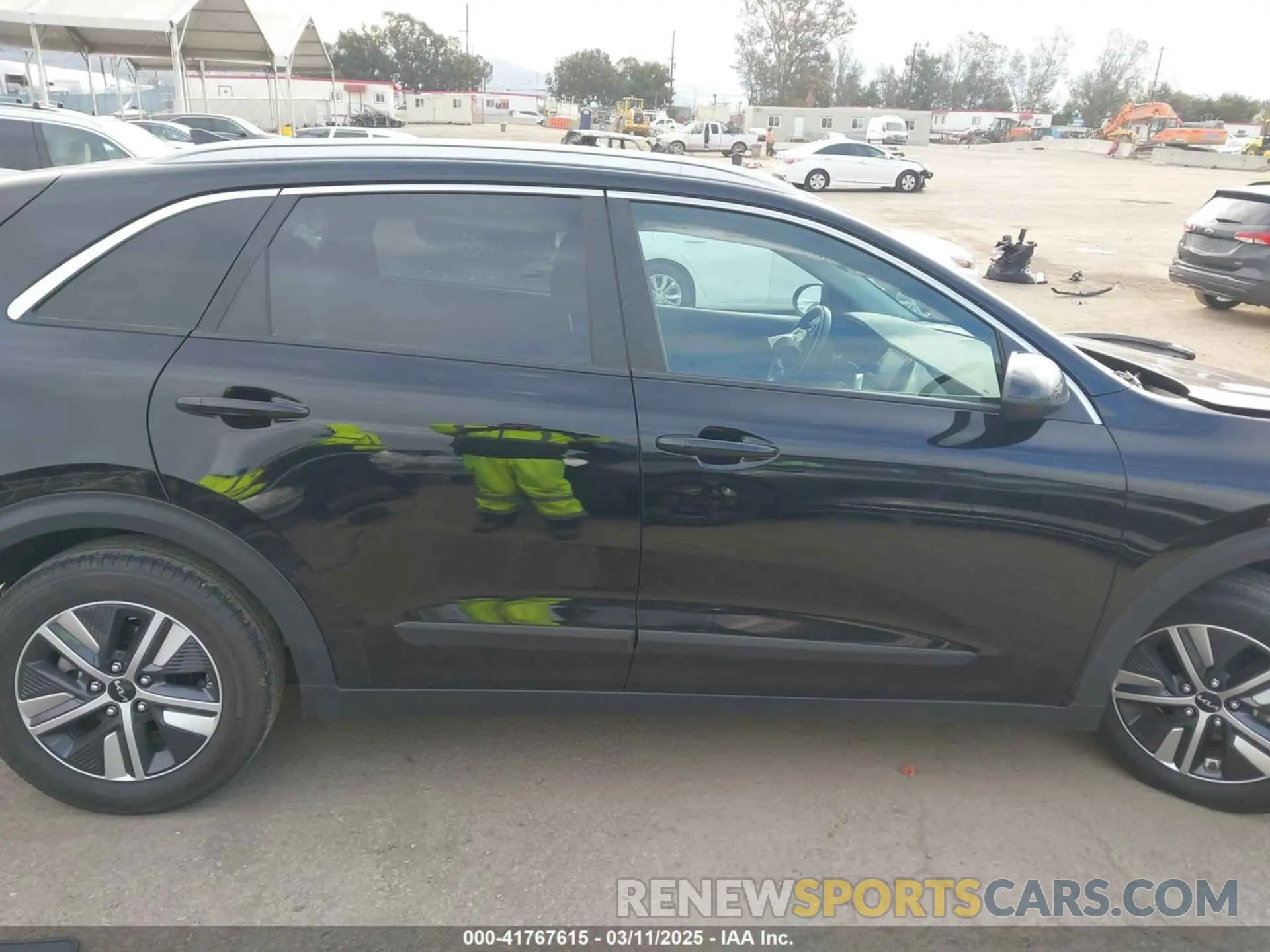 14 Photograph of a damaged car KNDCB3LC5N5548360 KIA NIRO 2022