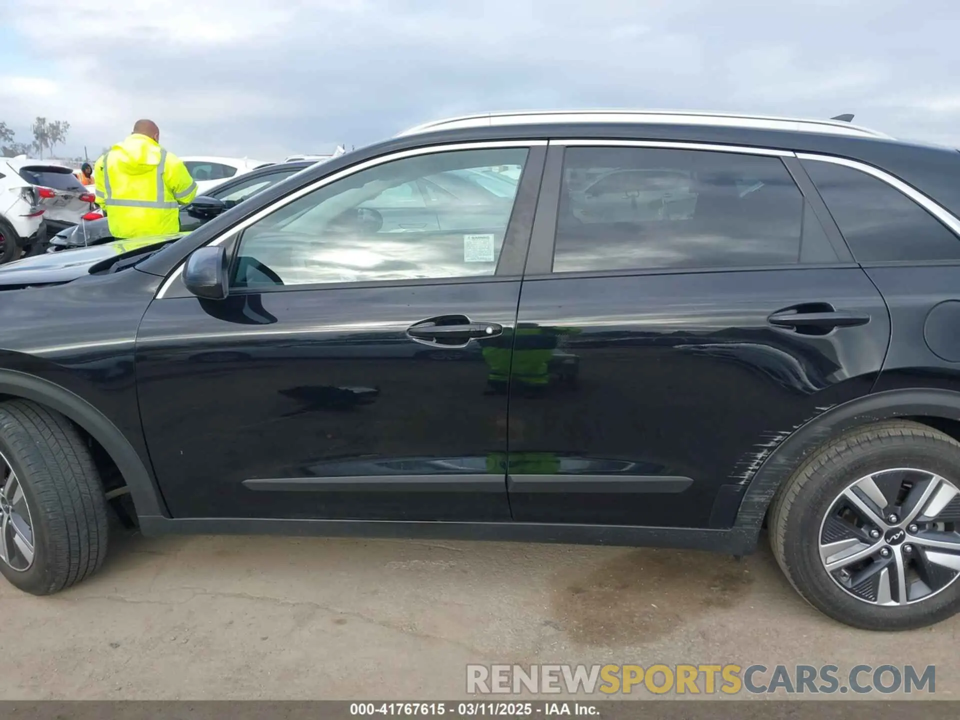 15 Photograph of a damaged car KNDCB3LC5N5548360 KIA NIRO 2022