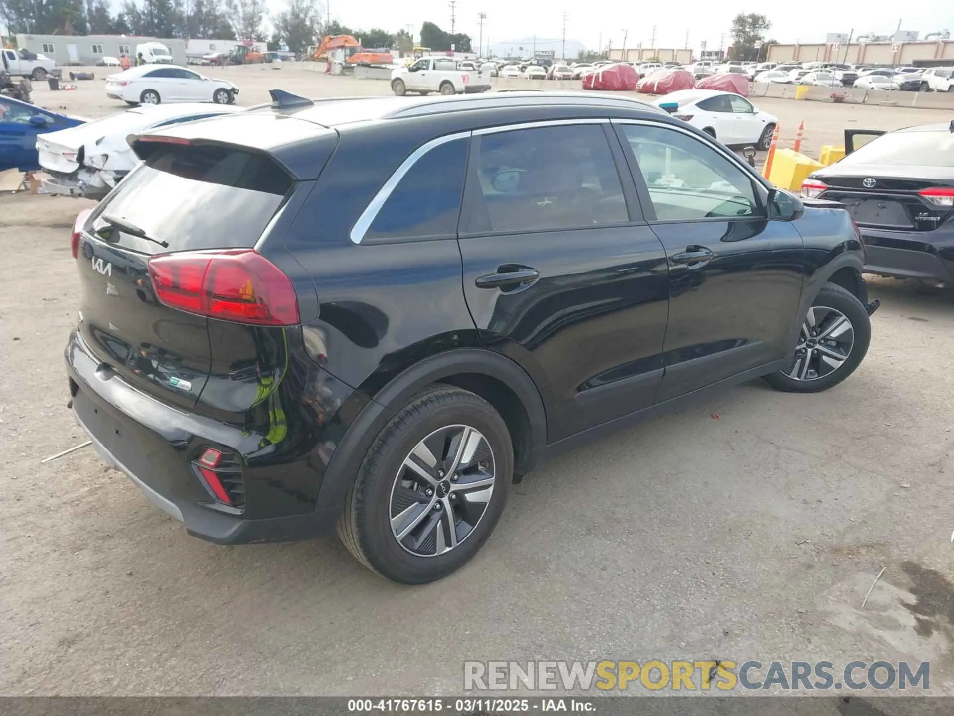4 Photograph of a damaged car KNDCB3LC5N5548360 KIA NIRO 2022