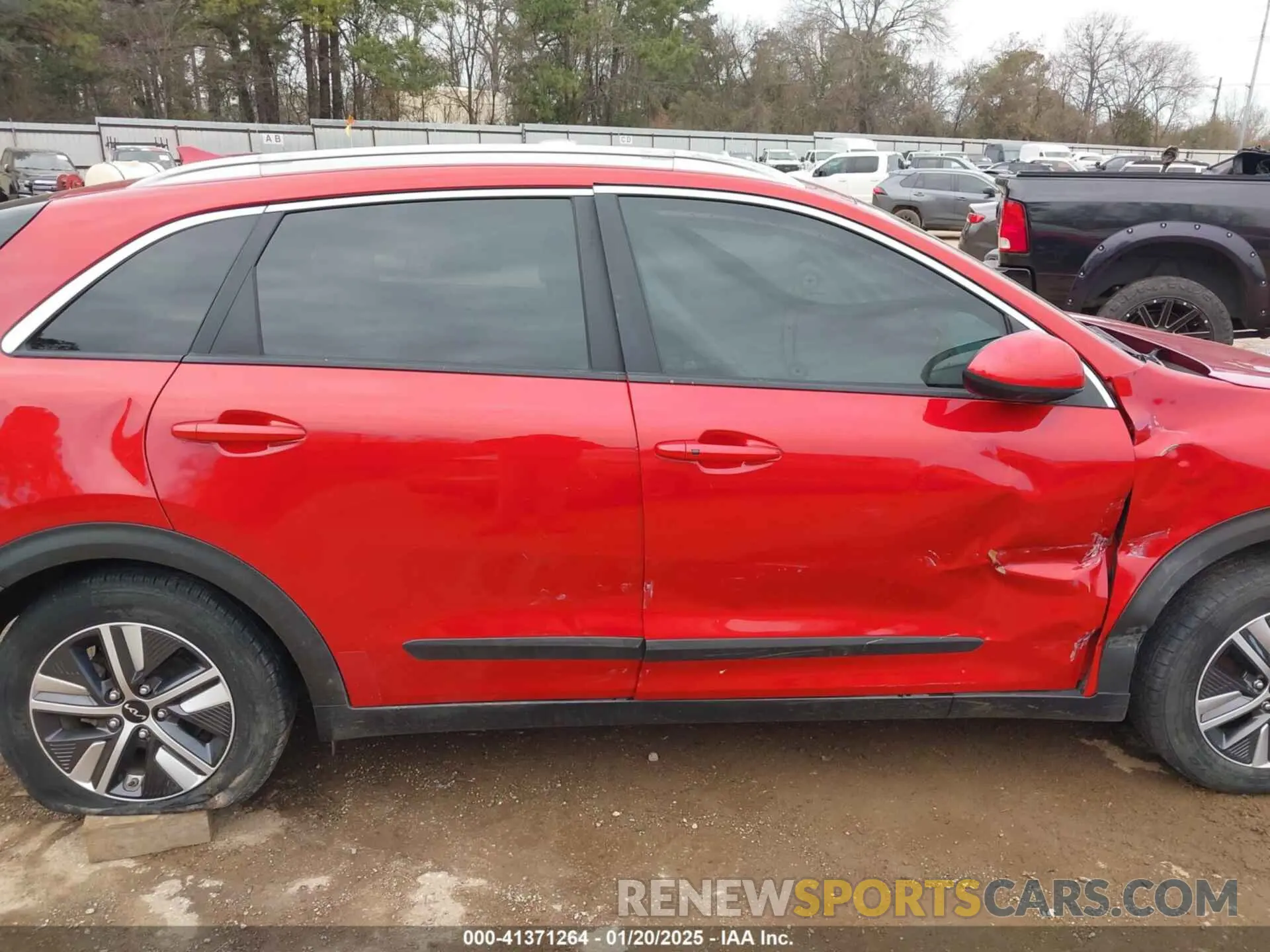 13 Photograph of a damaged car KNDCB3LC6N5524603 KIA NIRO 2022