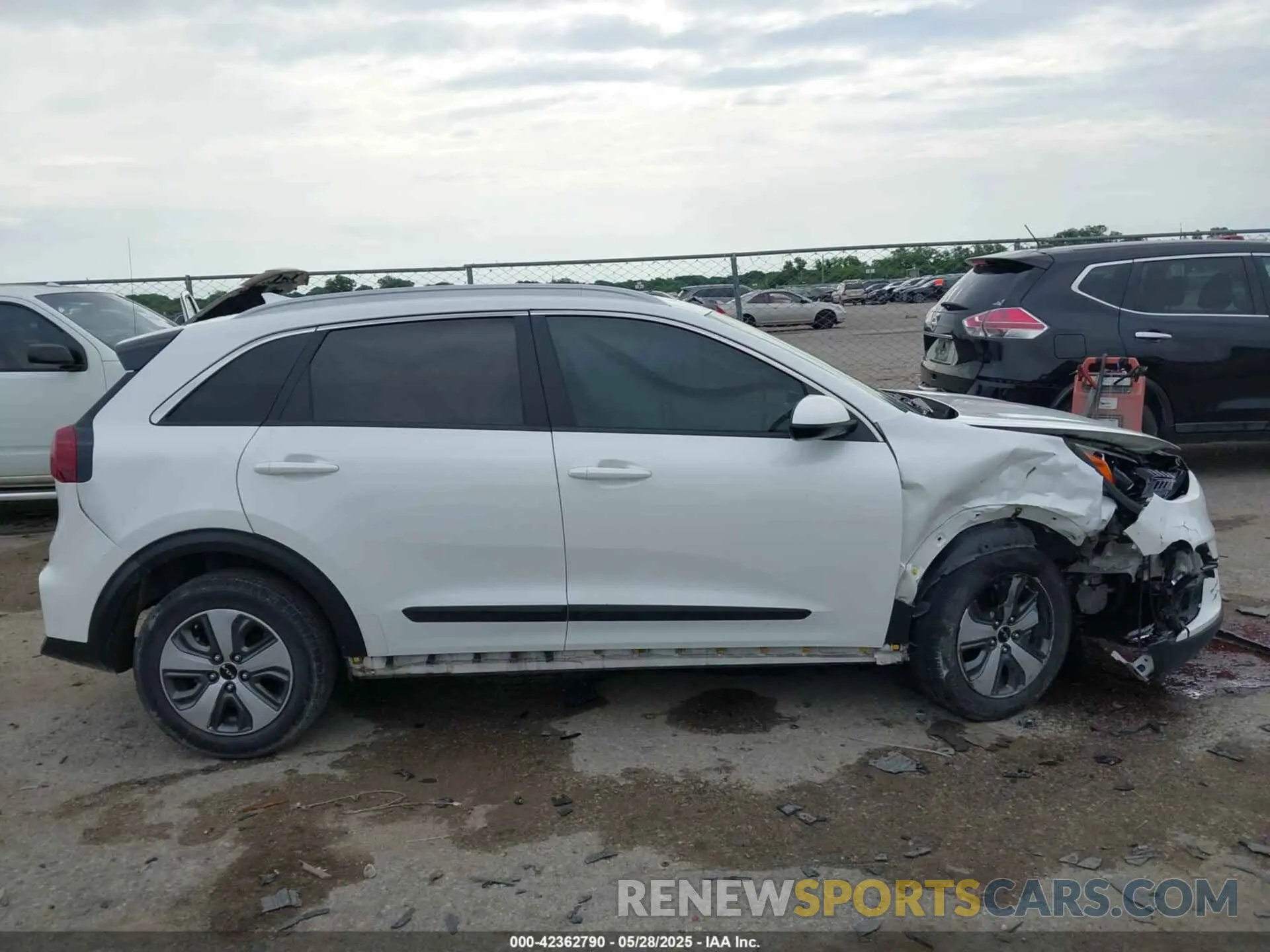 13 Photograph of a damaged car KNDCB3LC6N5534483 KIA NIRO 2022