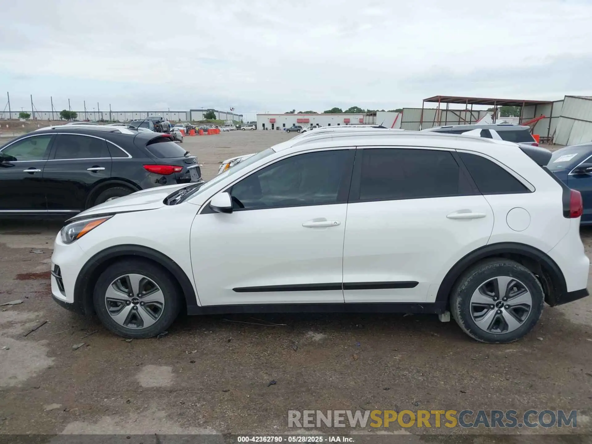 14 Photograph of a damaged car KNDCB3LC6N5534483 KIA NIRO 2022