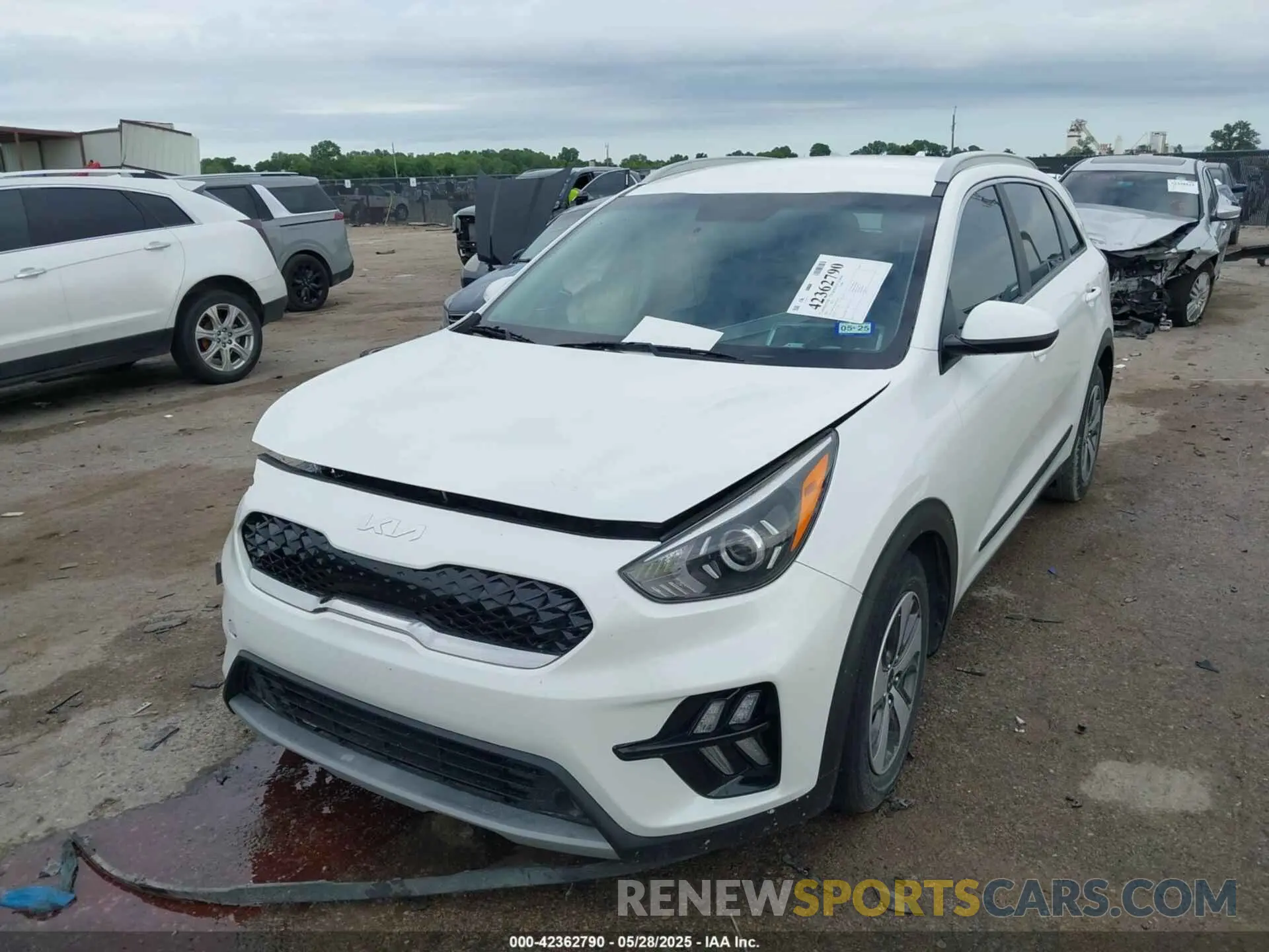 2 Photograph of a damaged car KNDCB3LC6N5534483 KIA NIRO 2022