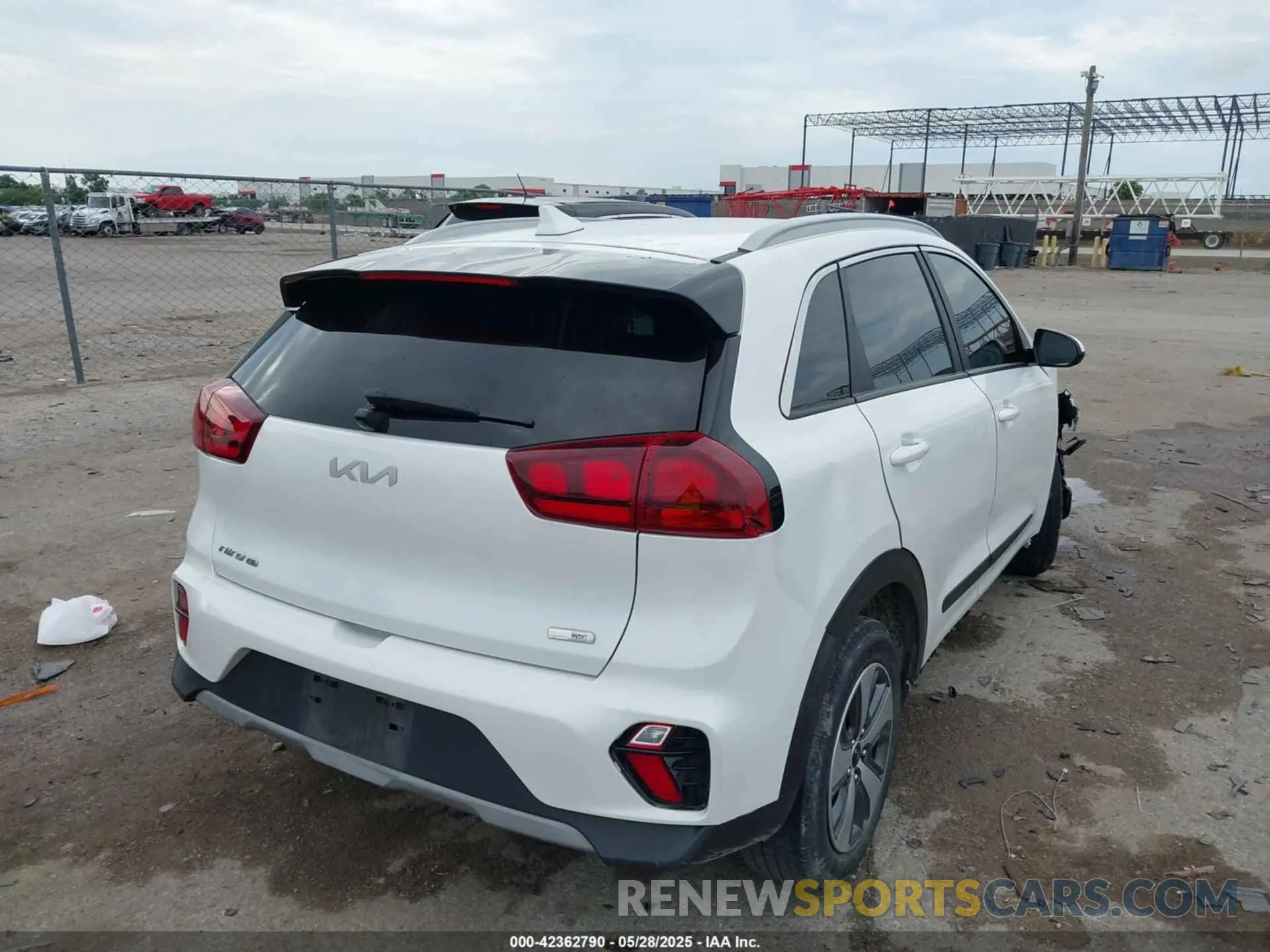 4 Photograph of a damaged car KNDCB3LC6N5534483 KIA NIRO 2022