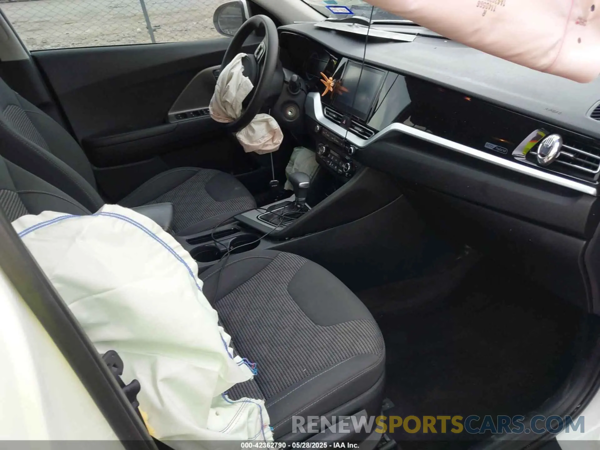 5 Photograph of a damaged car KNDCB3LC6N5534483 KIA NIRO 2022