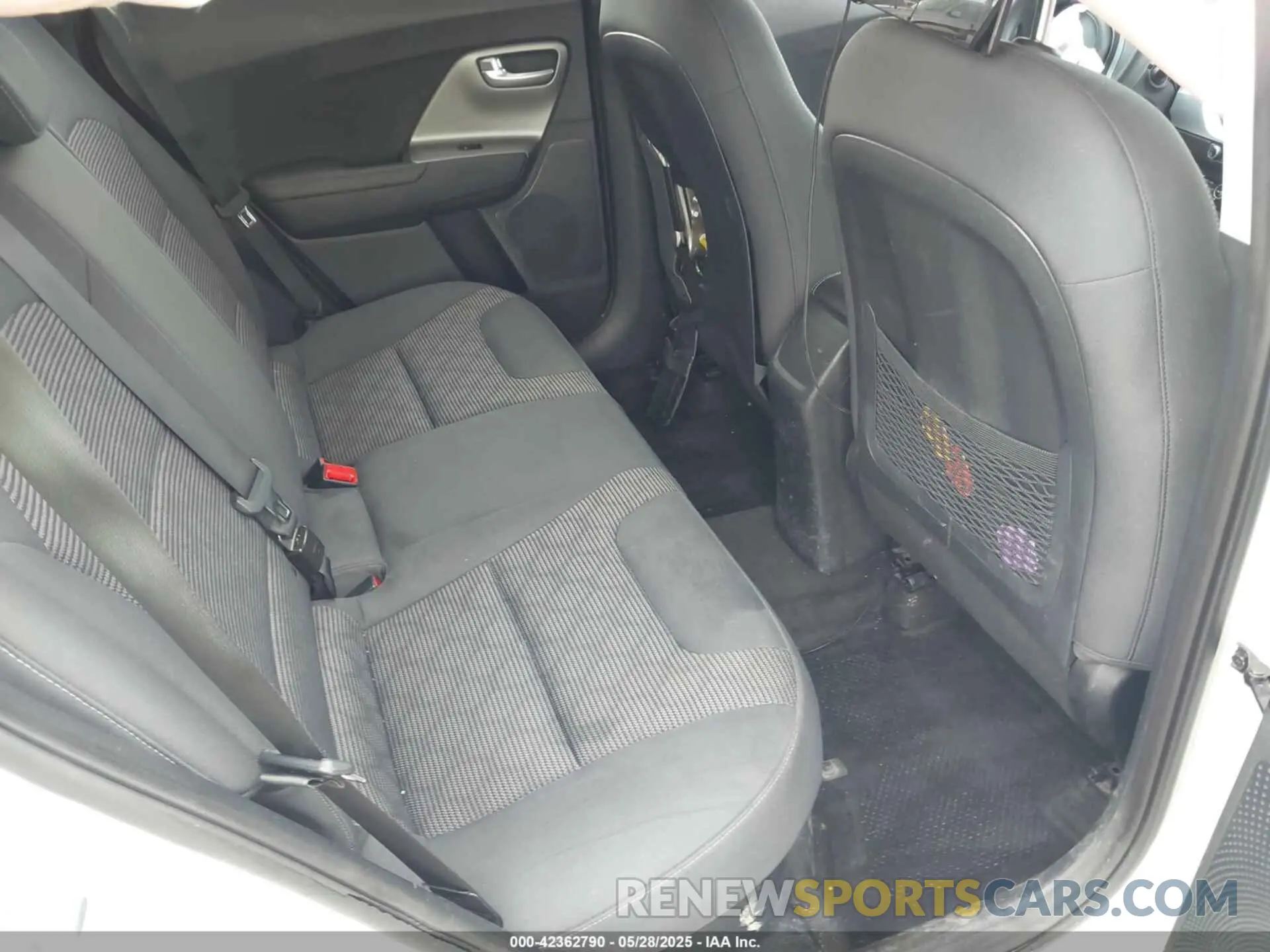 8 Photograph of a damaged car KNDCB3LC6N5534483 KIA NIRO 2022