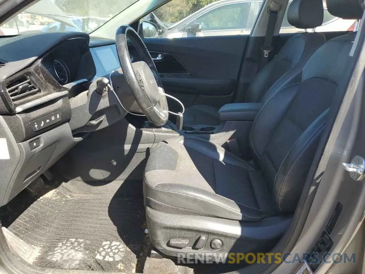 7 Photograph of a damaged car KNDCB3LC7N5498674 KIA NIRO 2022