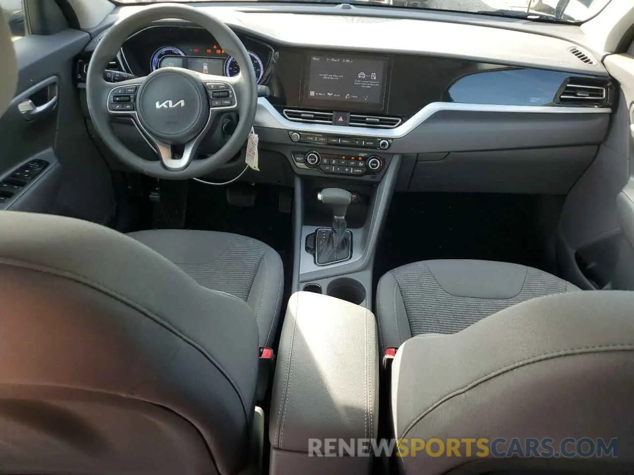 8 Photograph of a damaged car KNDCB3LC7N5532550 KIA NIRO 2022