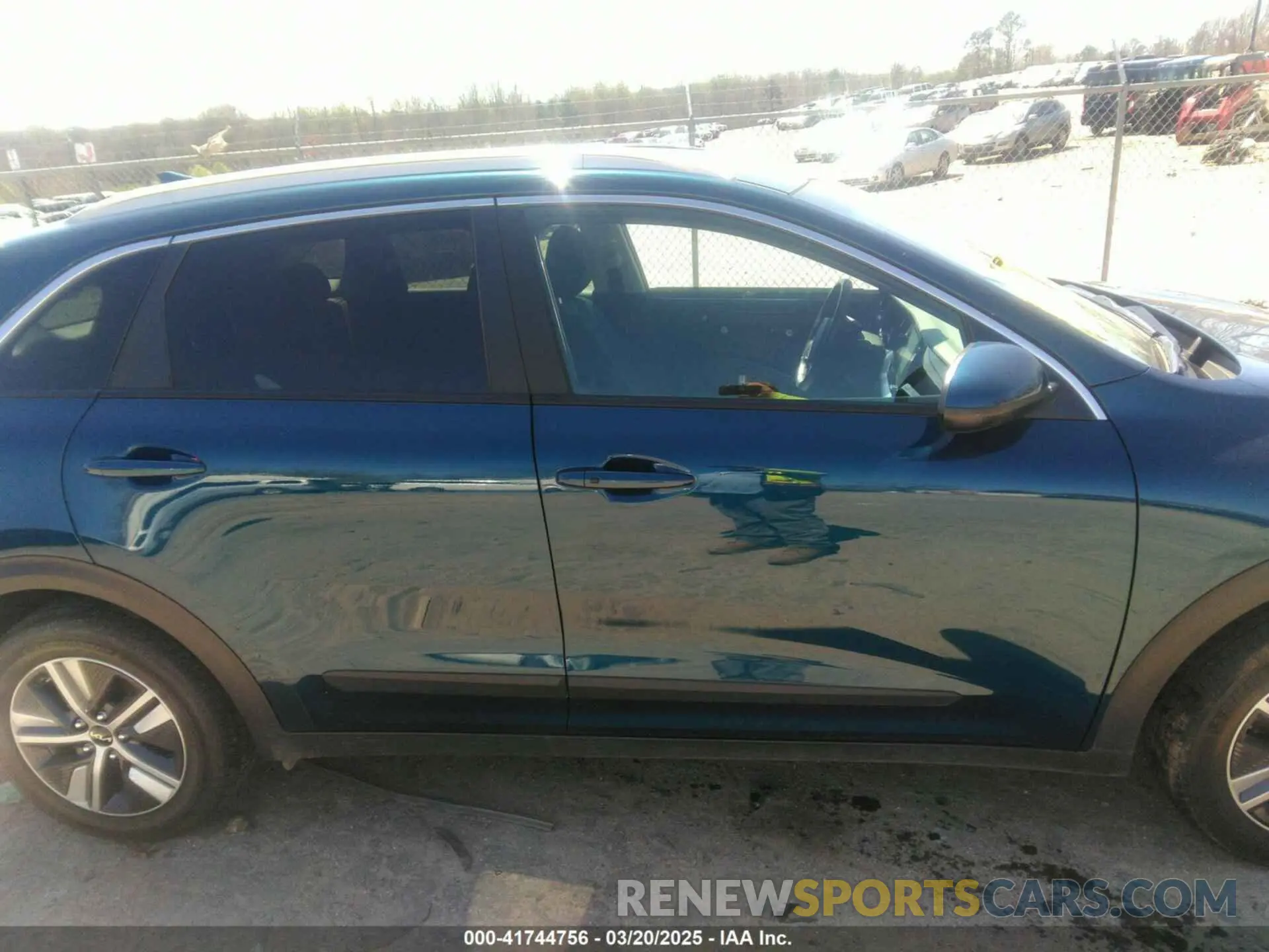 13 Photograph of a damaged car KNDCB3LCXN5510994 KIA NIRO 2022
