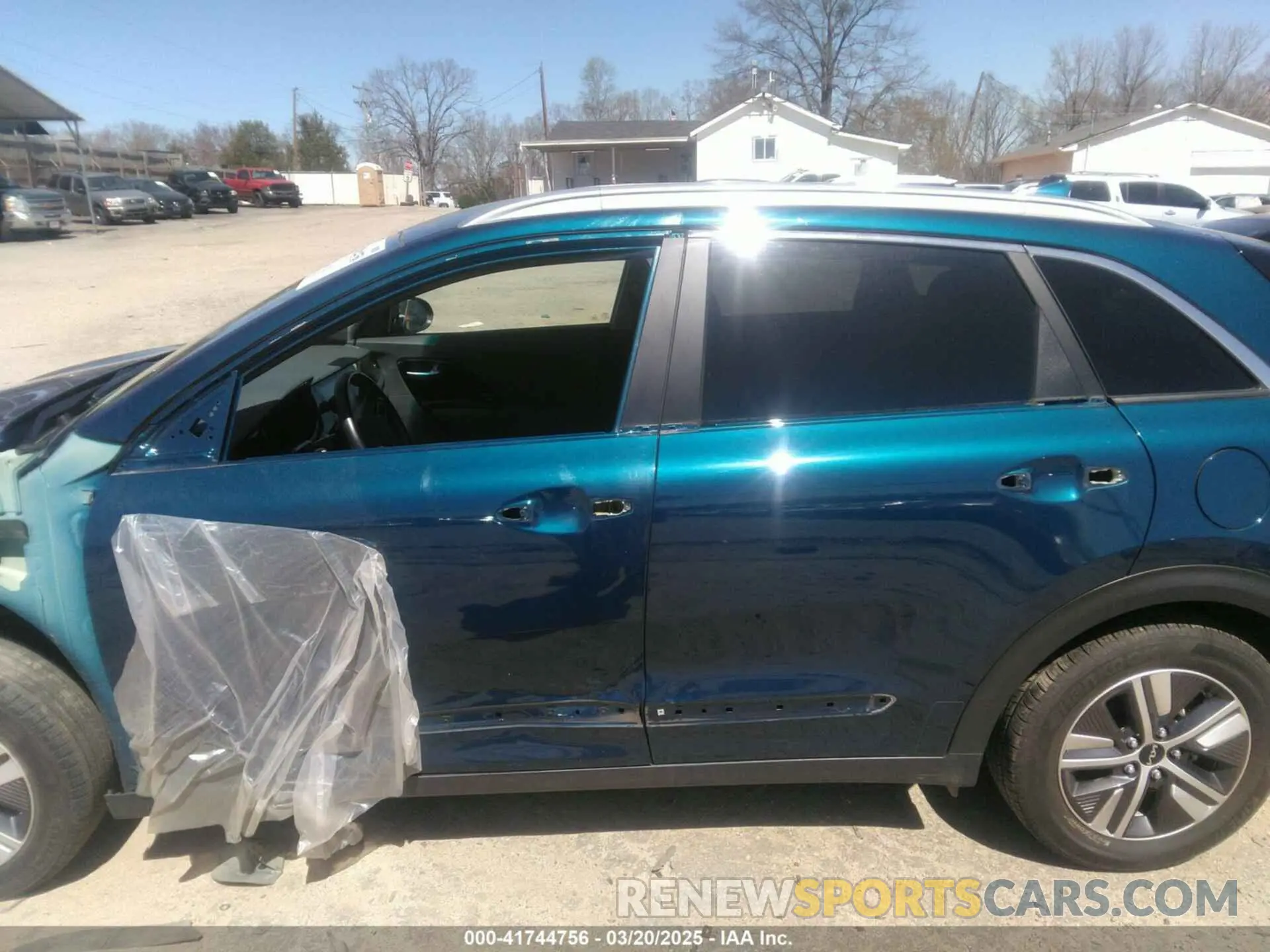 14 Photograph of a damaged car KNDCB3LCXN5510994 KIA NIRO 2022