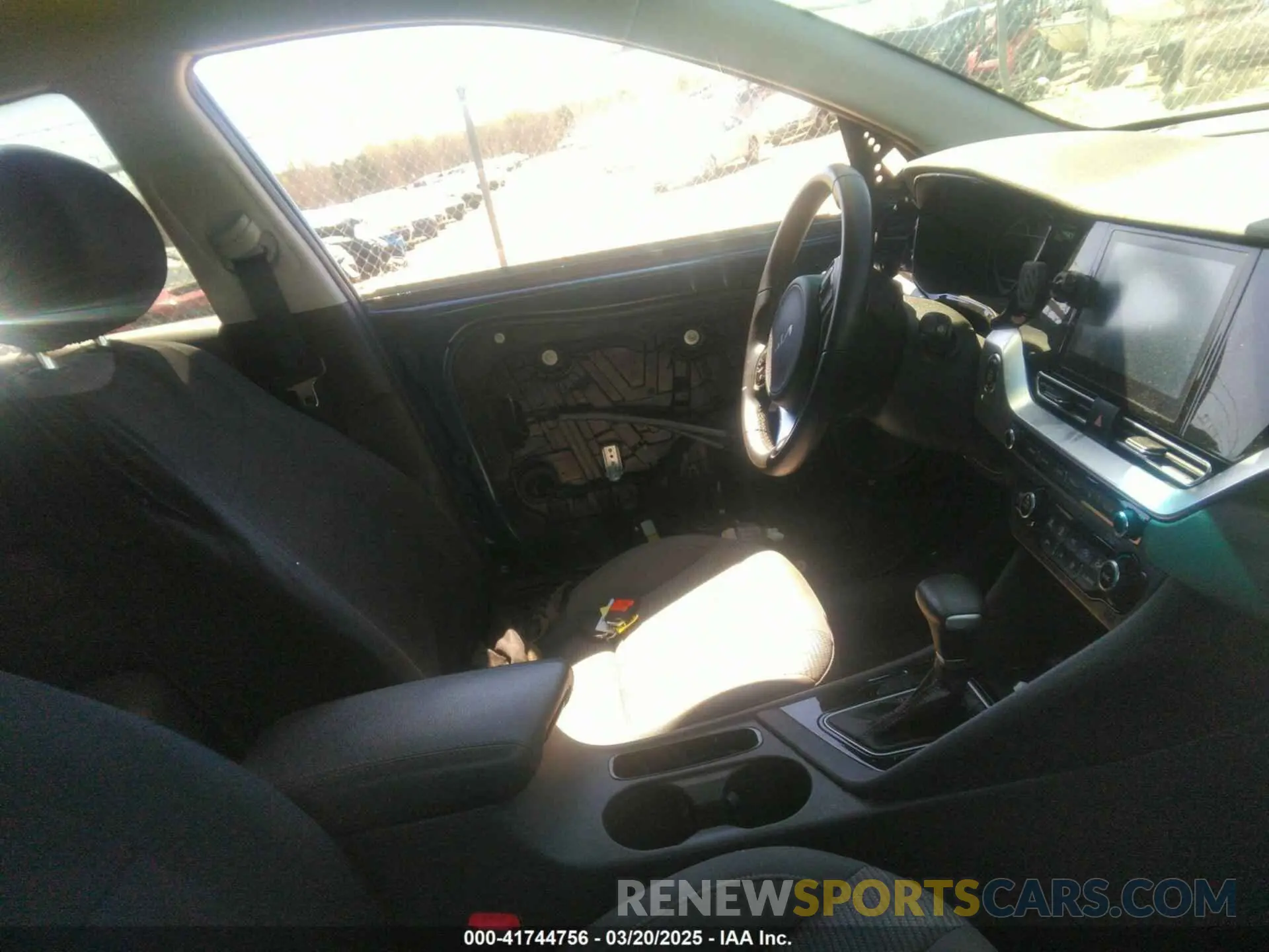 5 Photograph of a damaged car KNDCB3LCXN5510994 KIA NIRO 2022