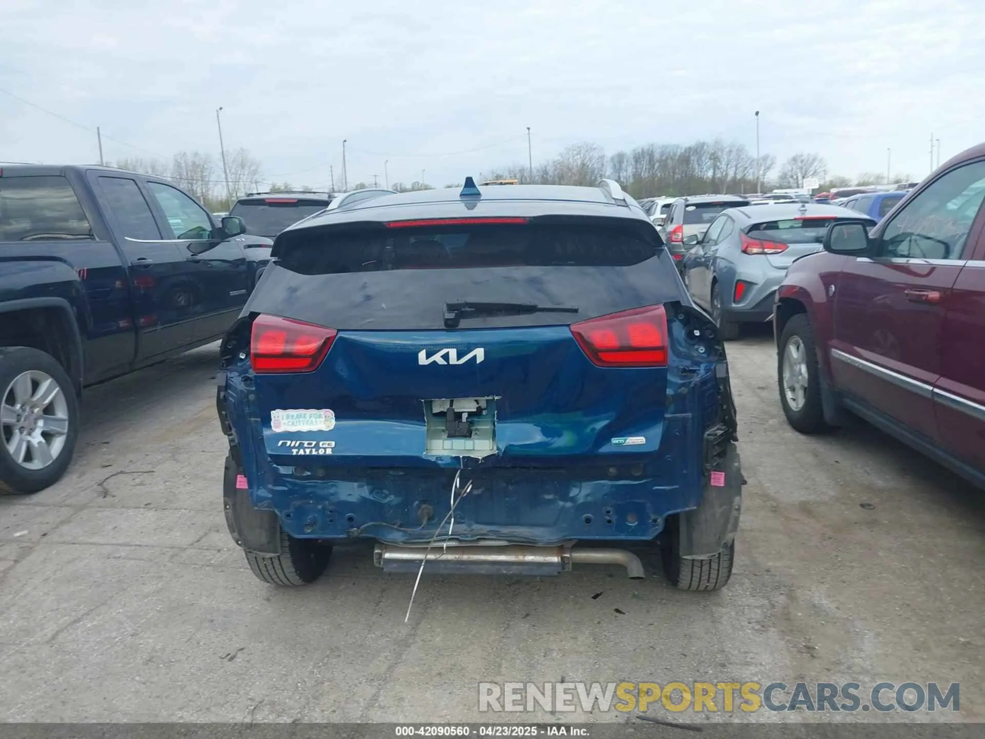 17 Photograph of a damaged car KNDCB3LCXN5512079 KIA NIRO 2022
