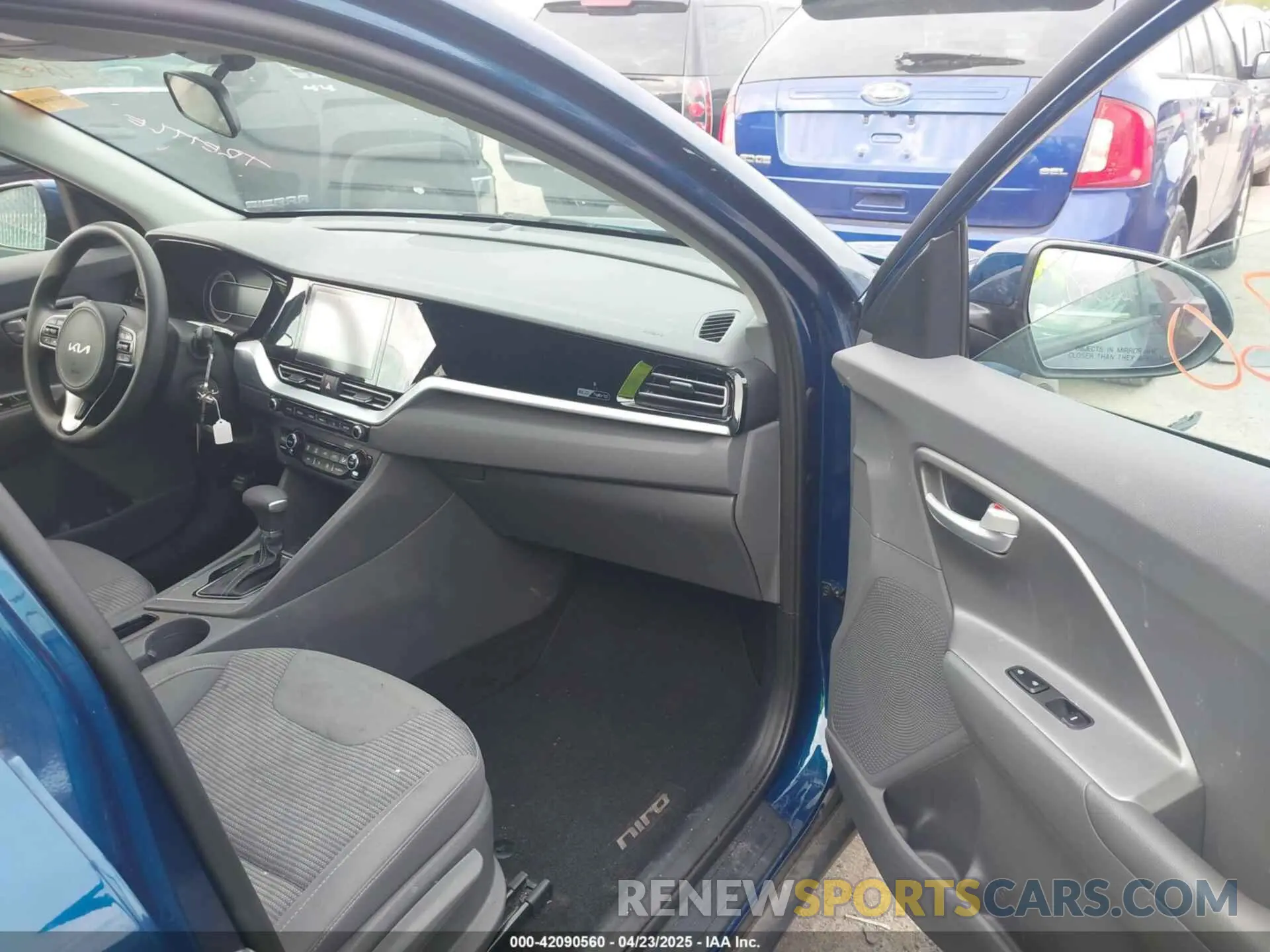 5 Photograph of a damaged car KNDCB3LCXN5512079 KIA NIRO 2022