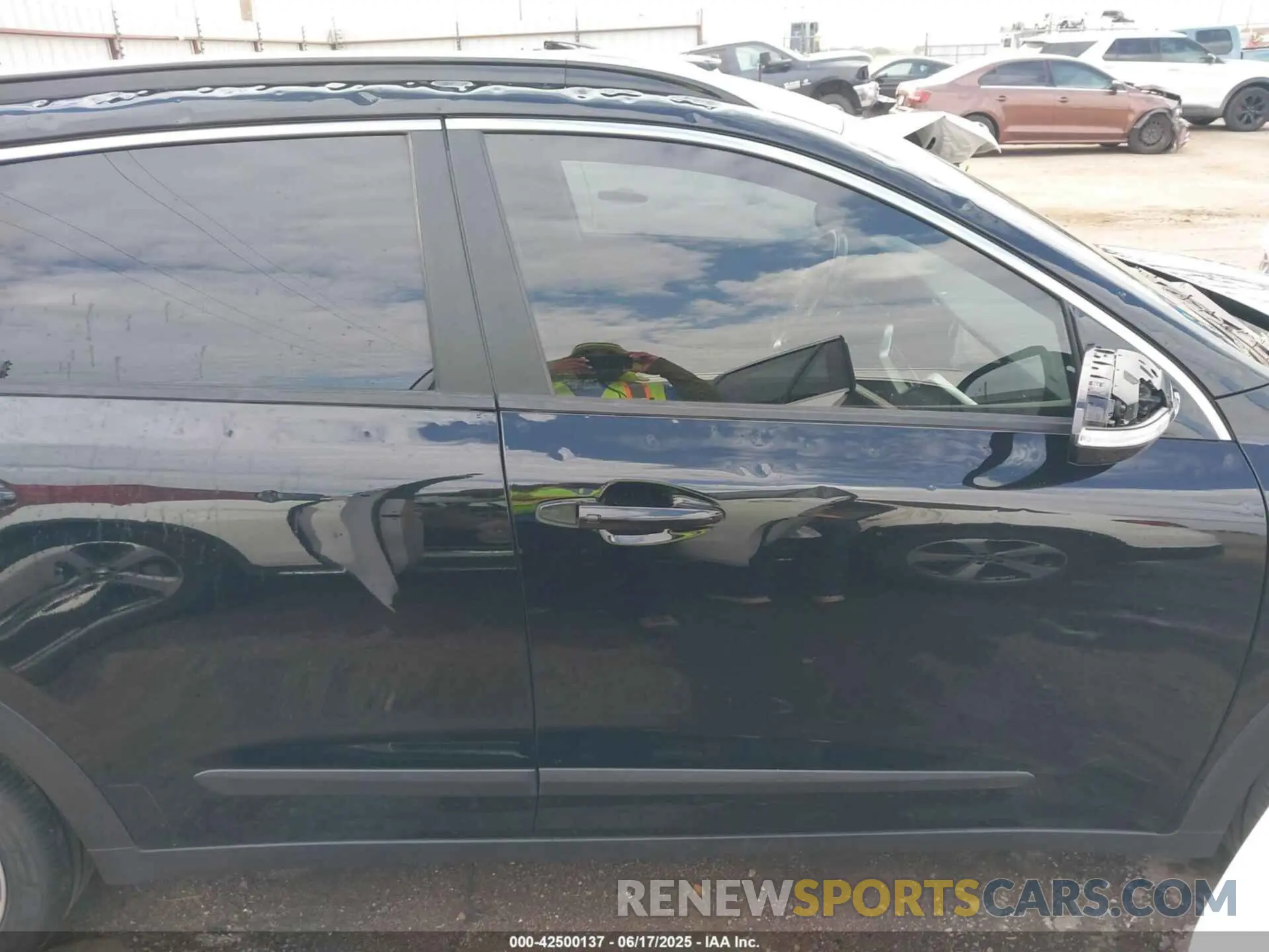 13 Photograph of a damaged car KNDCC3LC3N5515712 KIA NIRO 2022