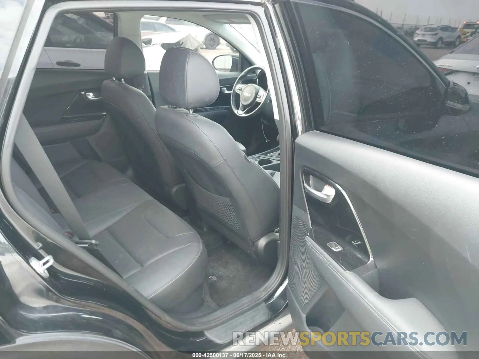 8 Photograph of a damaged car KNDCC3LC3N5515712 KIA NIRO 2022