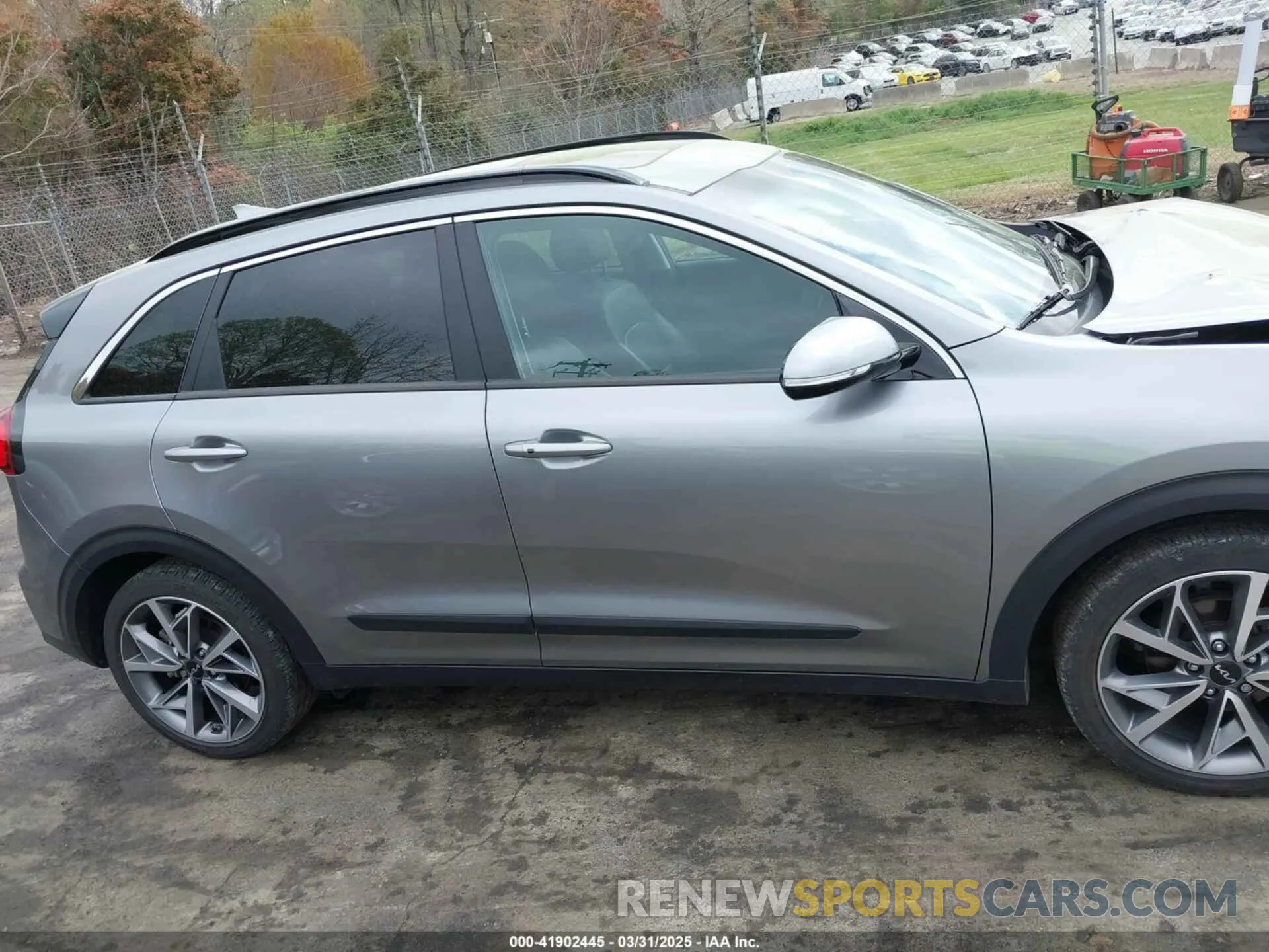 13 Photograph of a damaged car KNDCC3LC4N5522135 KIA NIRO 2022
