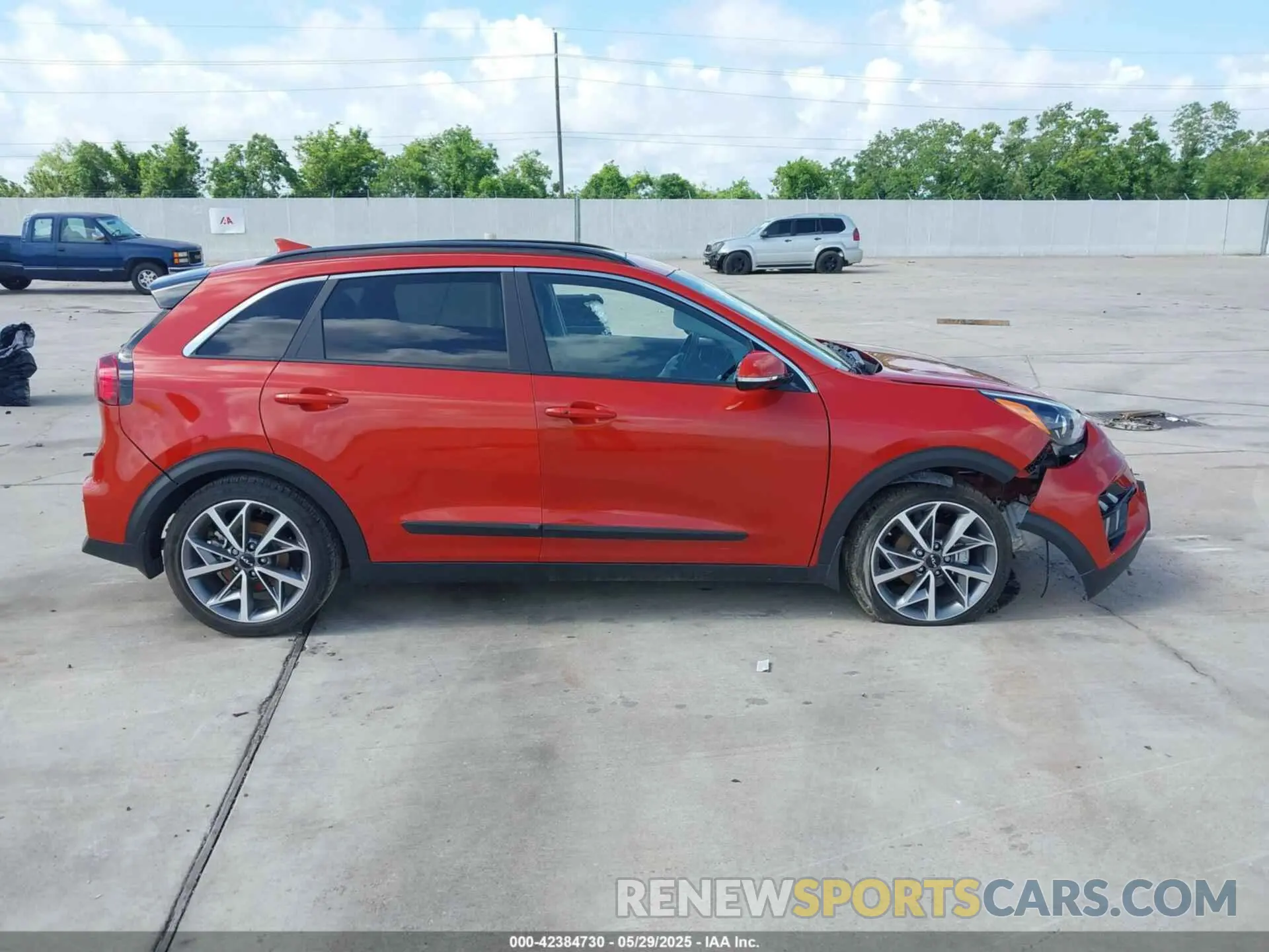13 Photograph of a damaged car KNDCC3LC4N5533085 KIA NIRO 2022