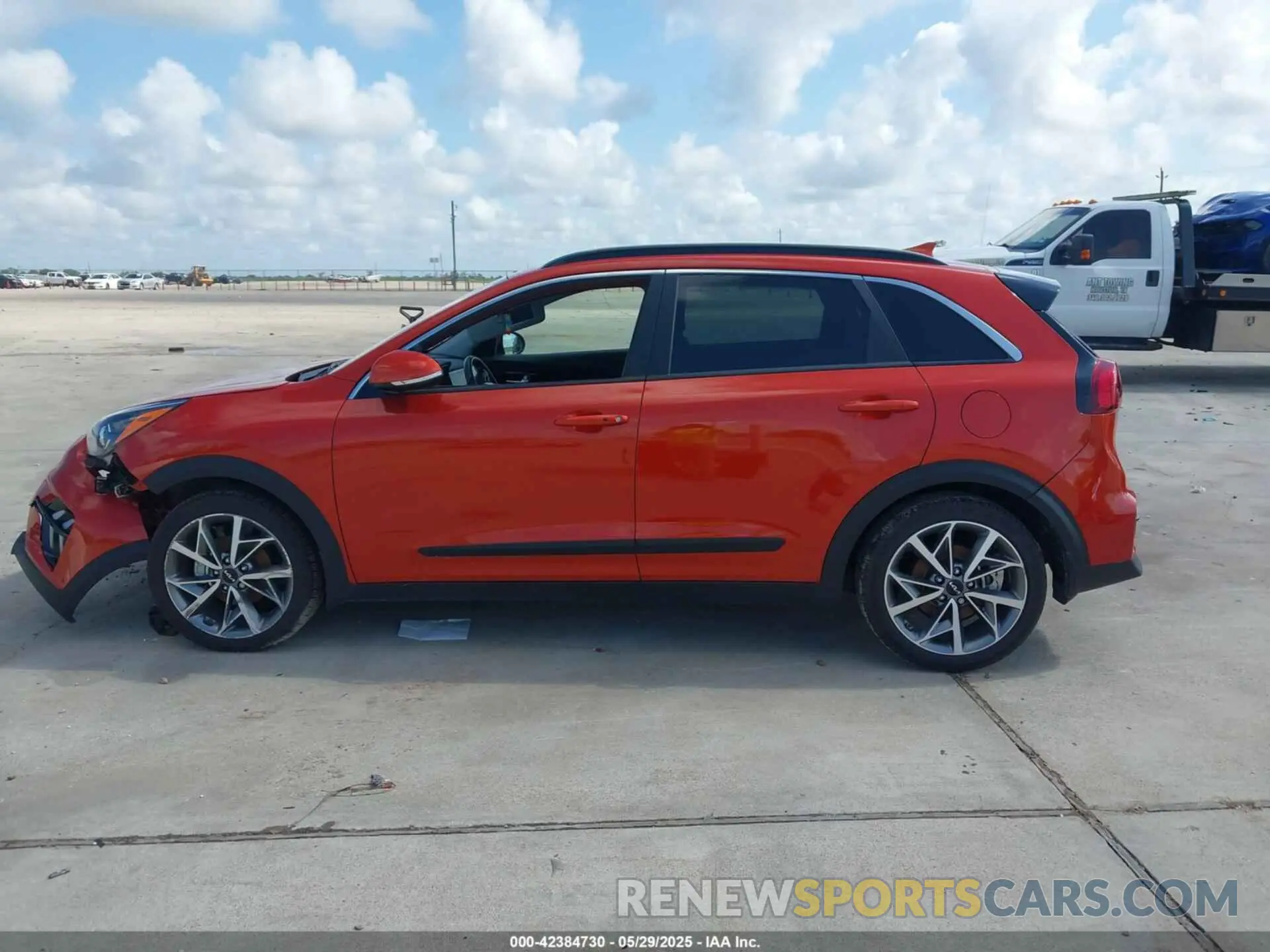 14 Photograph of a damaged car KNDCC3LC4N5533085 KIA NIRO 2022