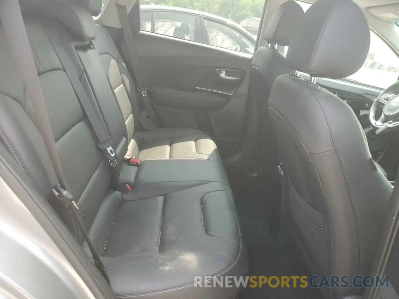11 Photograph of a damaged car KNDCC3LC6N5510973 KIA NIRO 2022