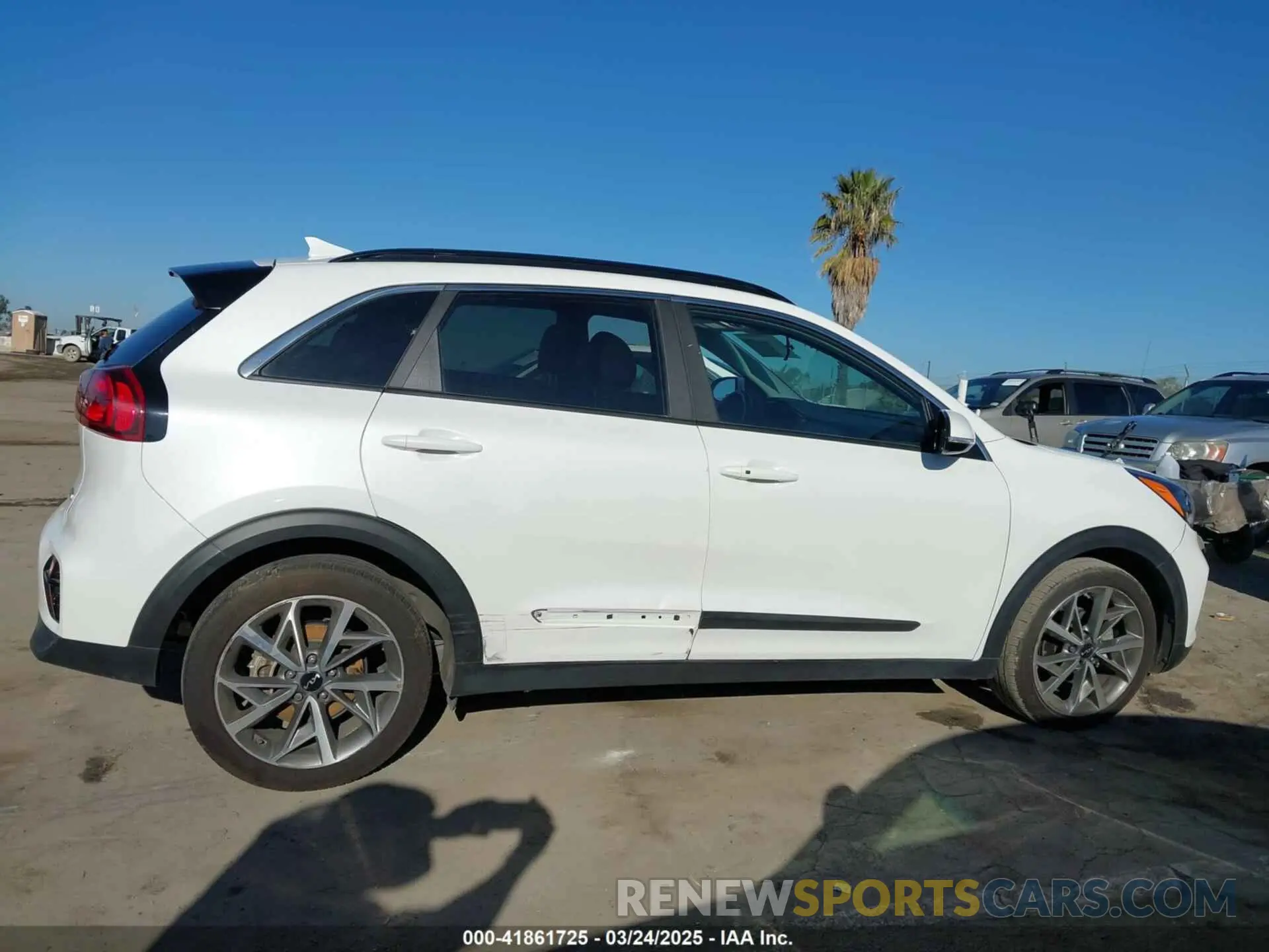 13 Photograph of a damaged car KNDCC3LC8N5522364 KIA NIRO 2022