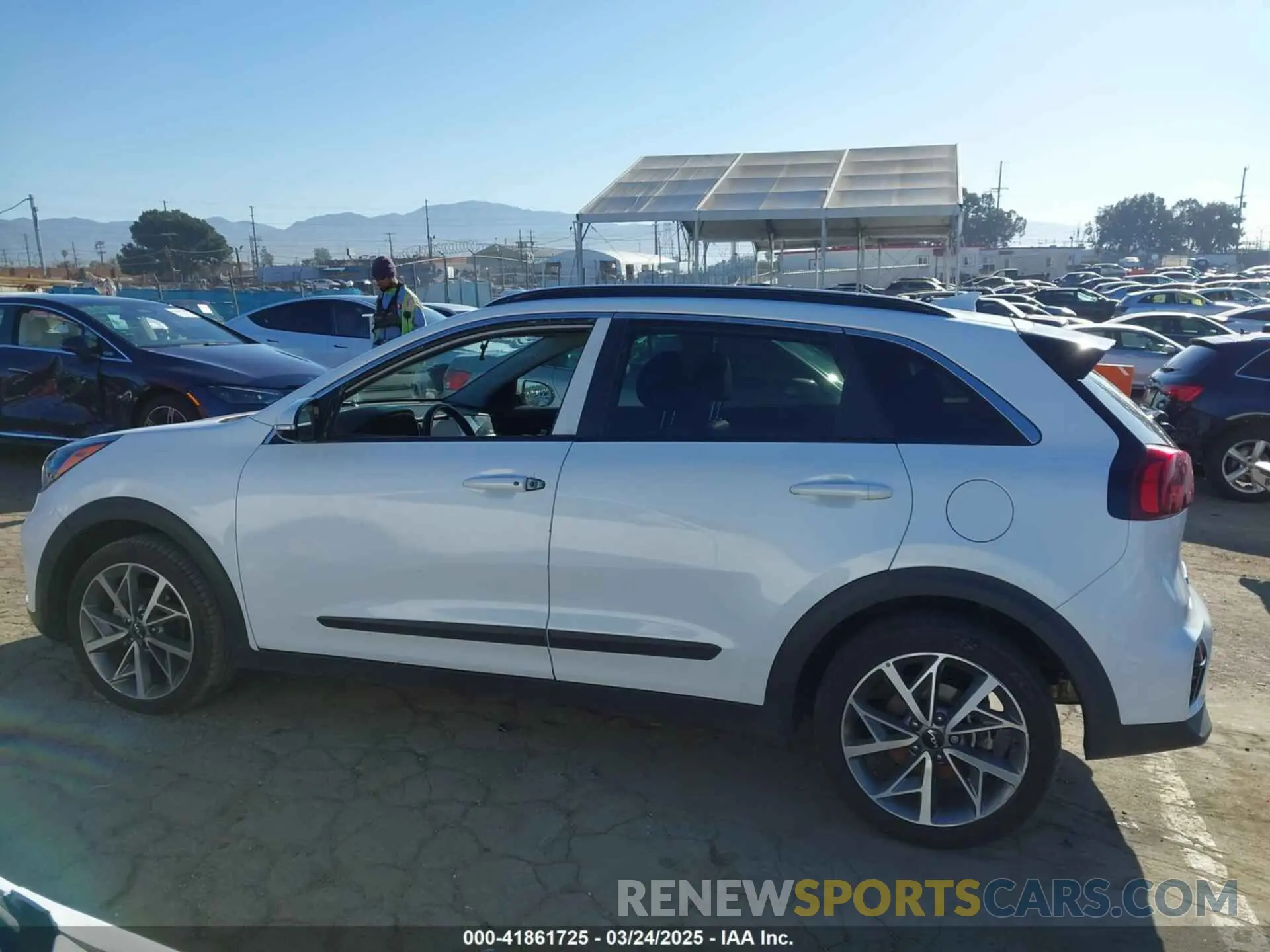 14 Photograph of a damaged car KNDCC3LC8N5522364 KIA NIRO 2022
