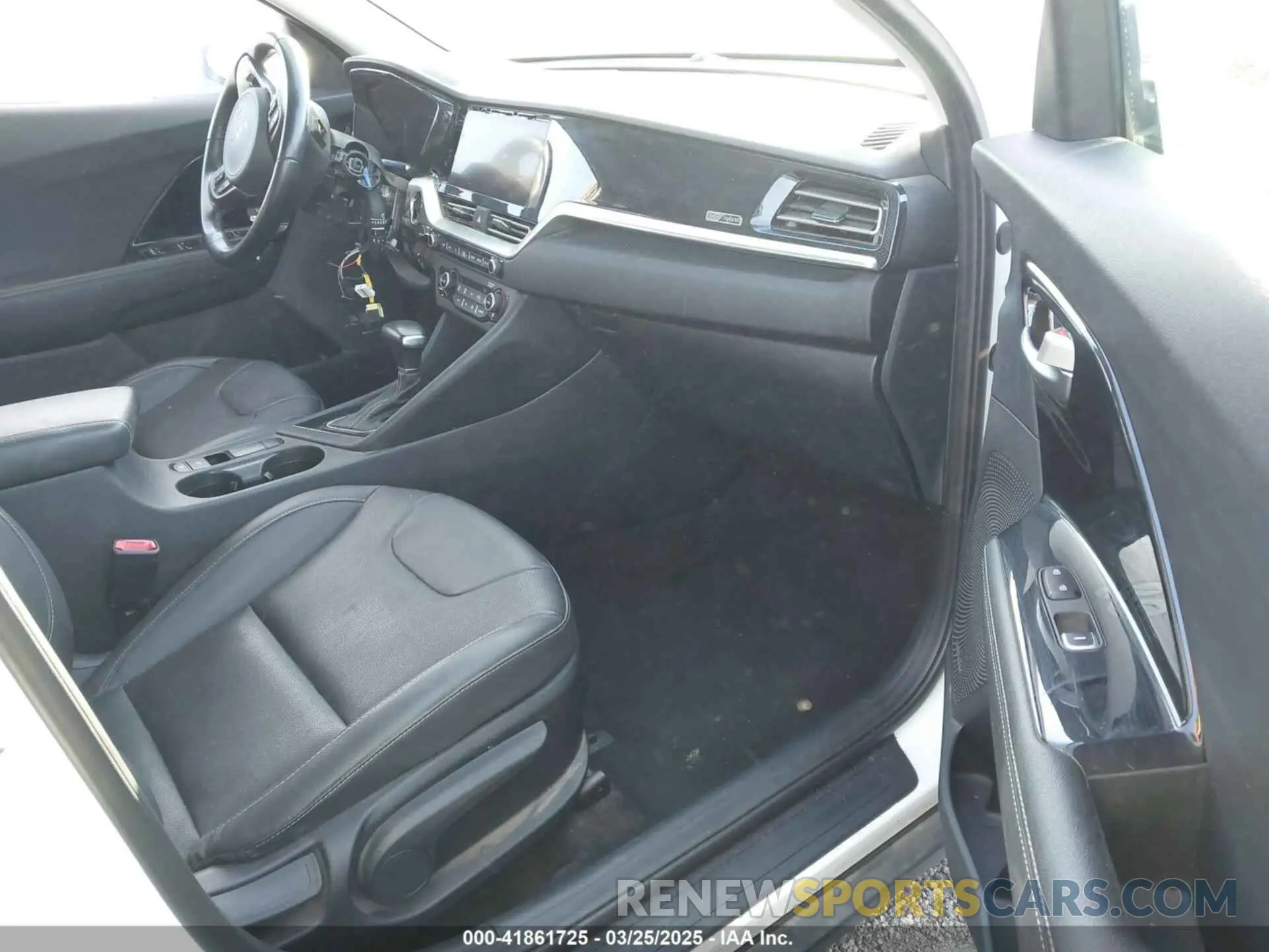 5 Photograph of a damaged car KNDCC3LC8N5522364 KIA NIRO 2022