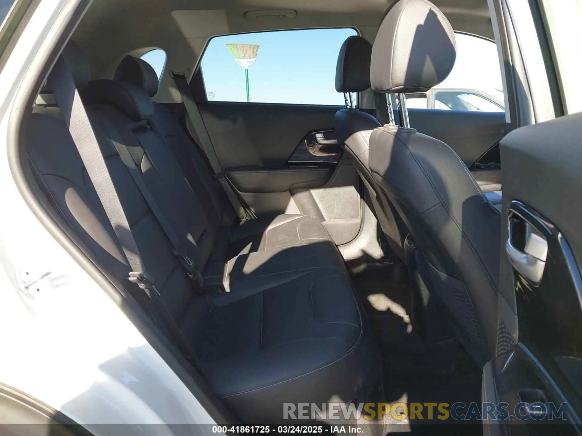 8 Photograph of a damaged car KNDCC3LC8N5522364 KIA NIRO 2022