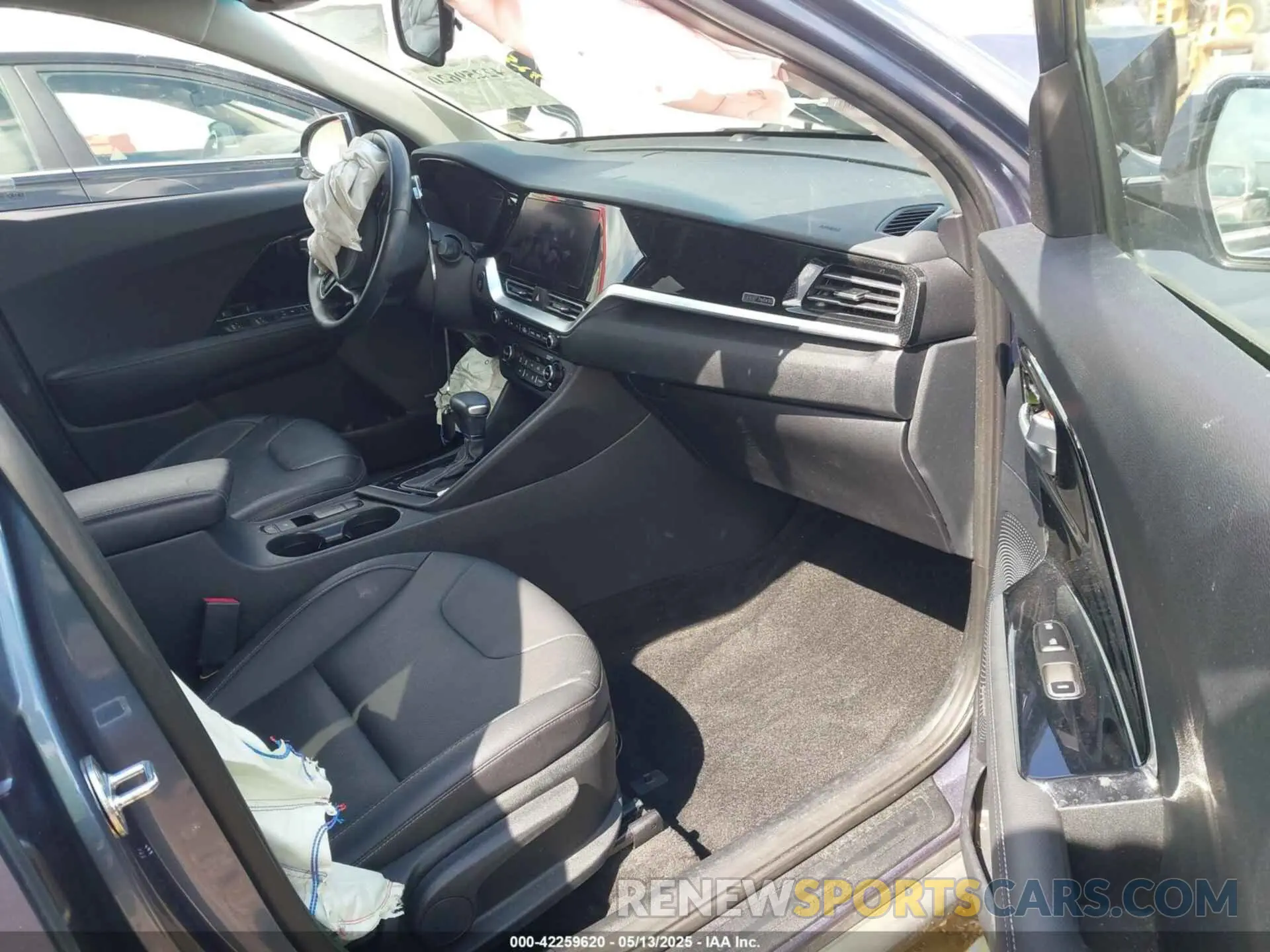 5 Photograph of a damaged car KNDCC3LCXN5502245 KIA NIRO 2022