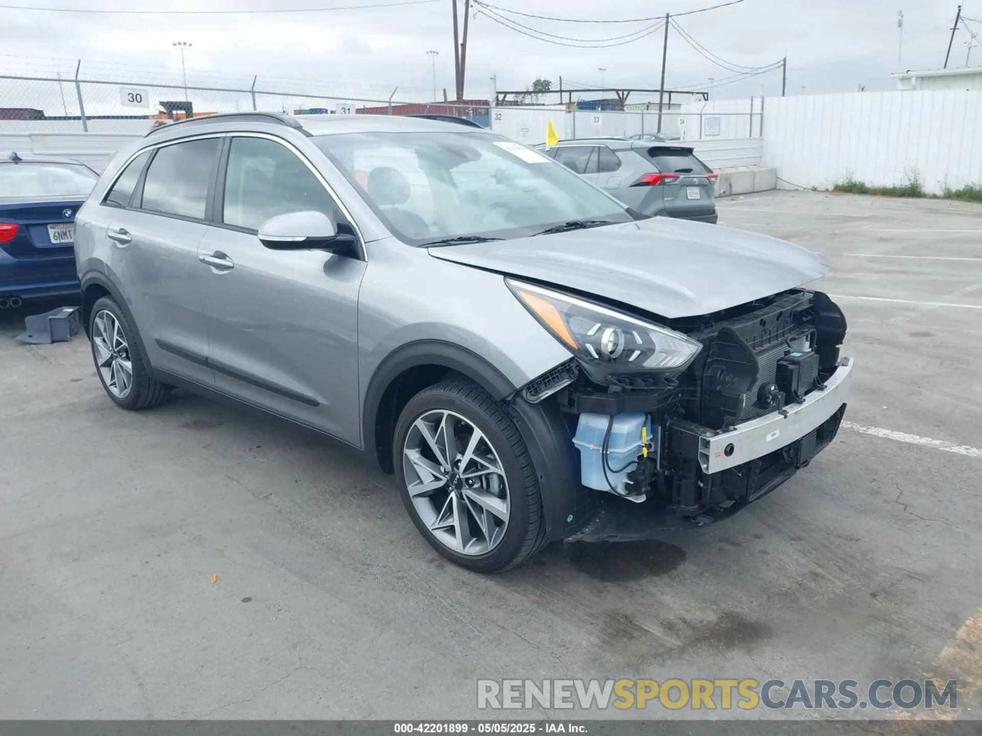 1 Photograph of a damaged car KNDCC3LCXN5537173 KIA NIRO 2022