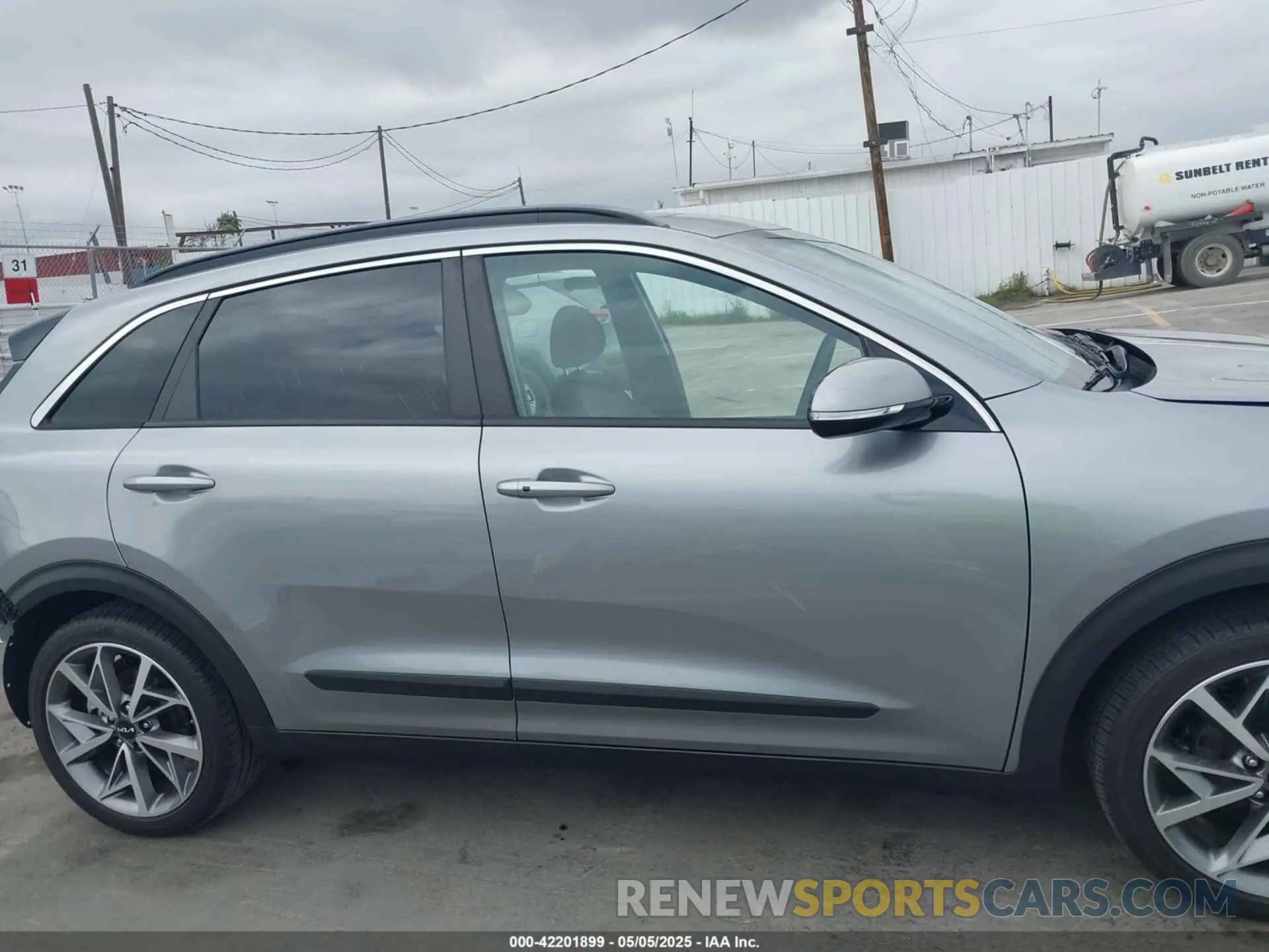 14 Photograph of a damaged car KNDCC3LCXN5537173 KIA NIRO 2022