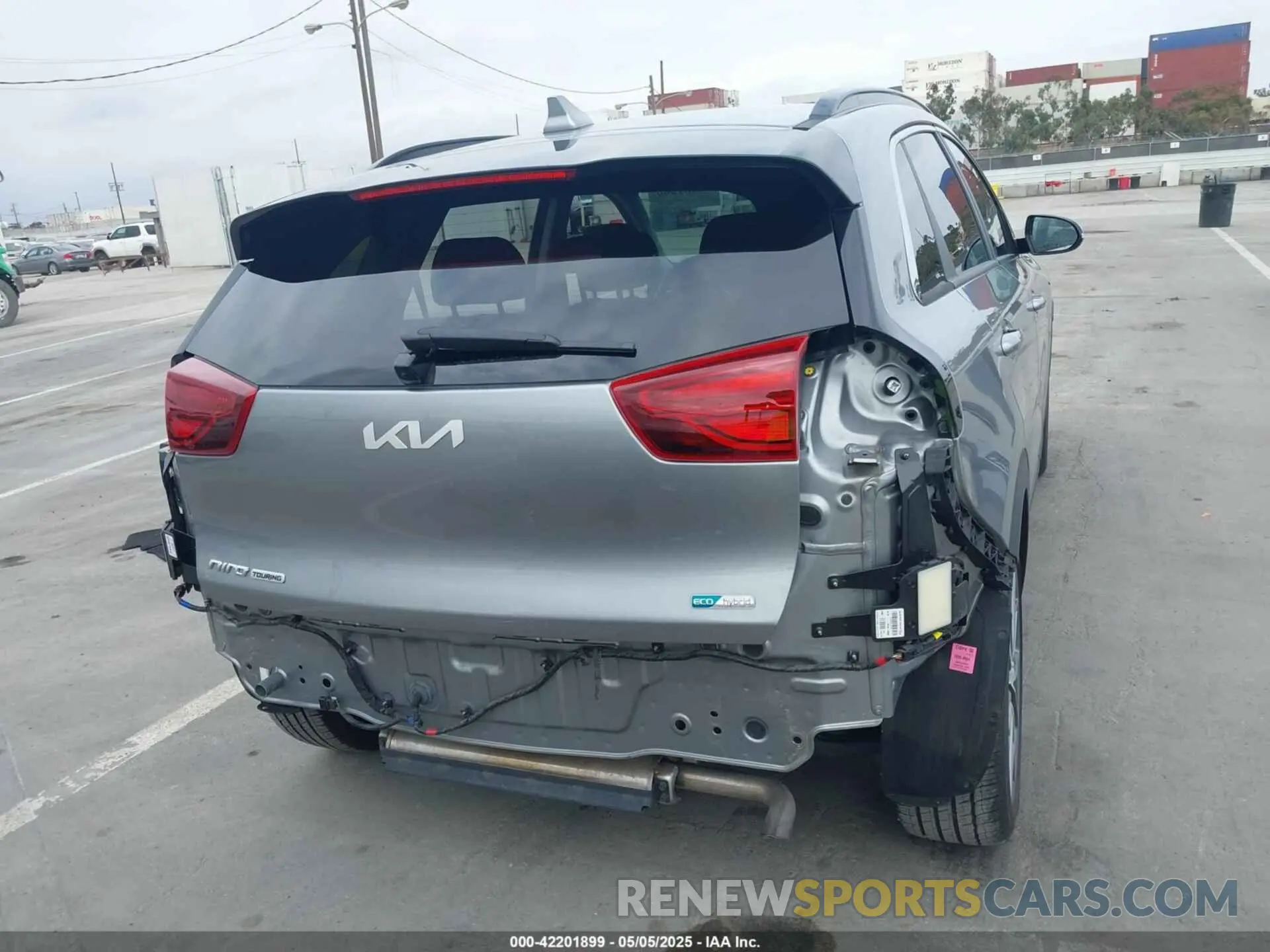 17 Photograph of a damaged car KNDCC3LCXN5537173 KIA NIRO 2022