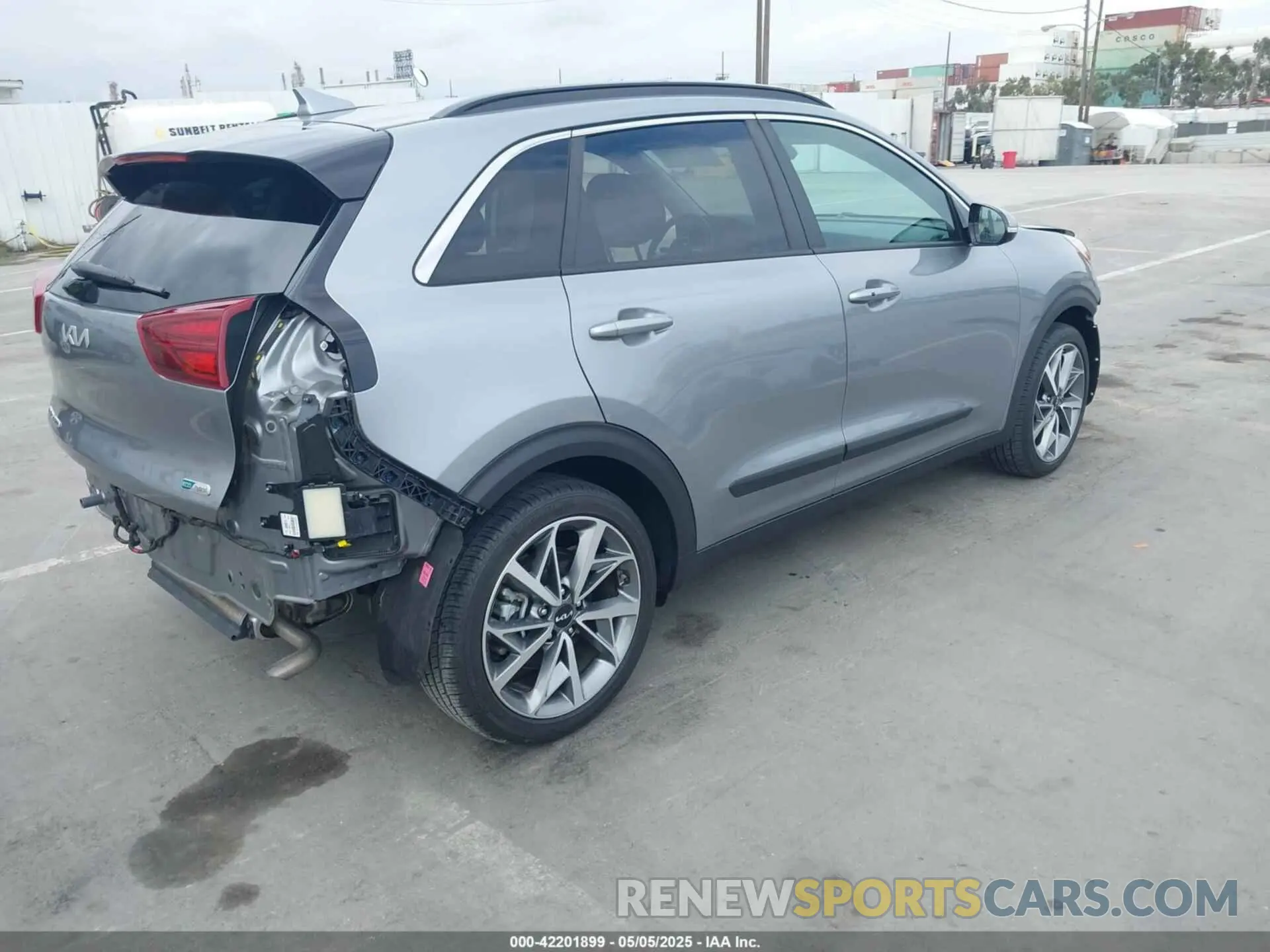 4 Photograph of a damaged car KNDCC3LCXN5537173 KIA NIRO 2022