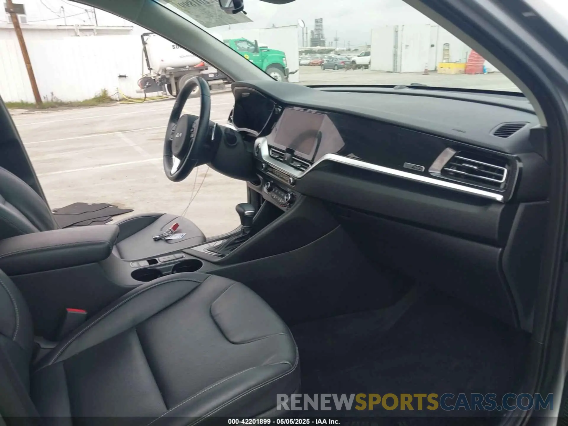 5 Photograph of a damaged car KNDCC3LCXN5537173 KIA NIRO 2022
