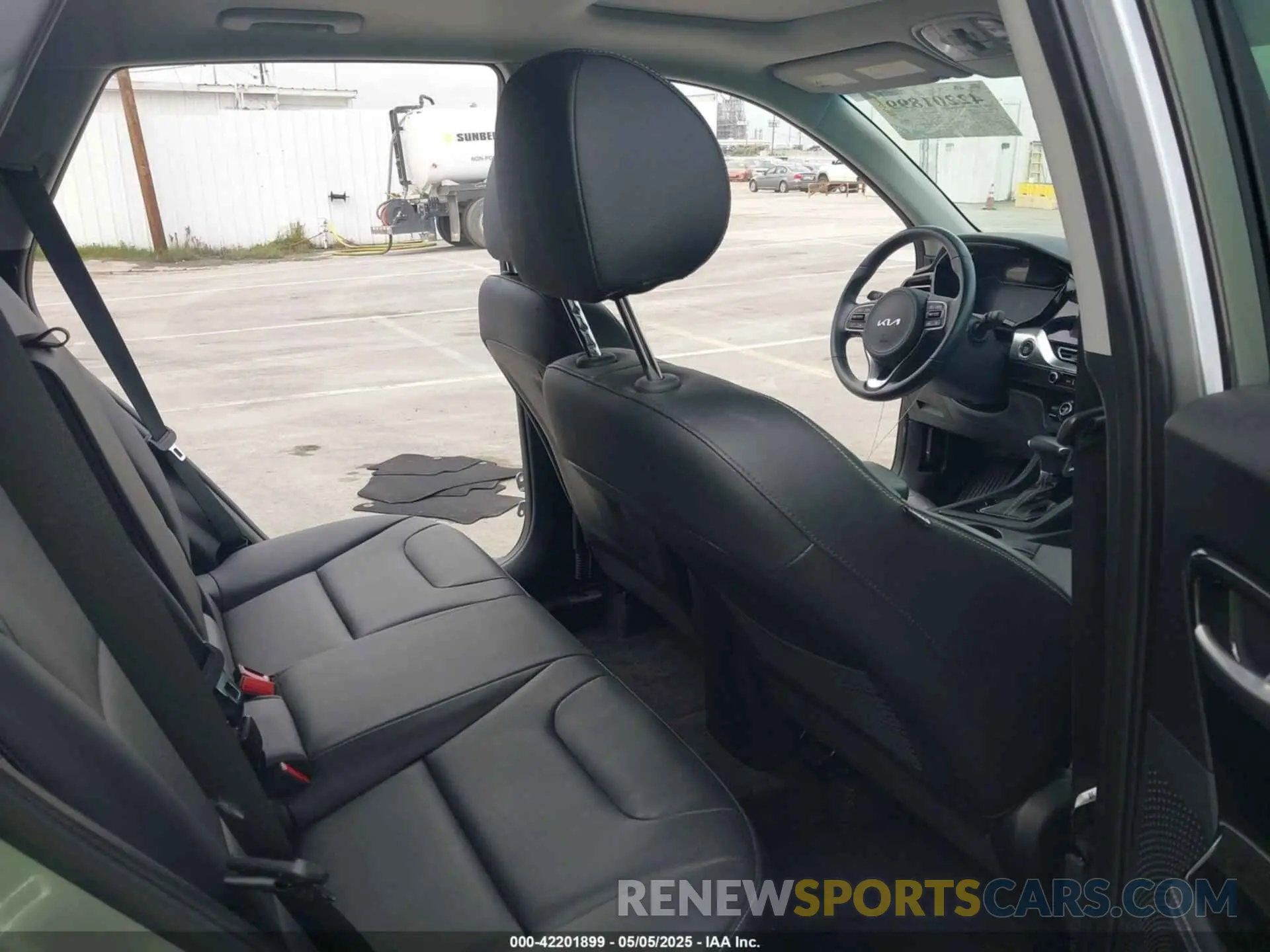 8 Photograph of a damaged car KNDCC3LCXN5537173 KIA NIRO 2022