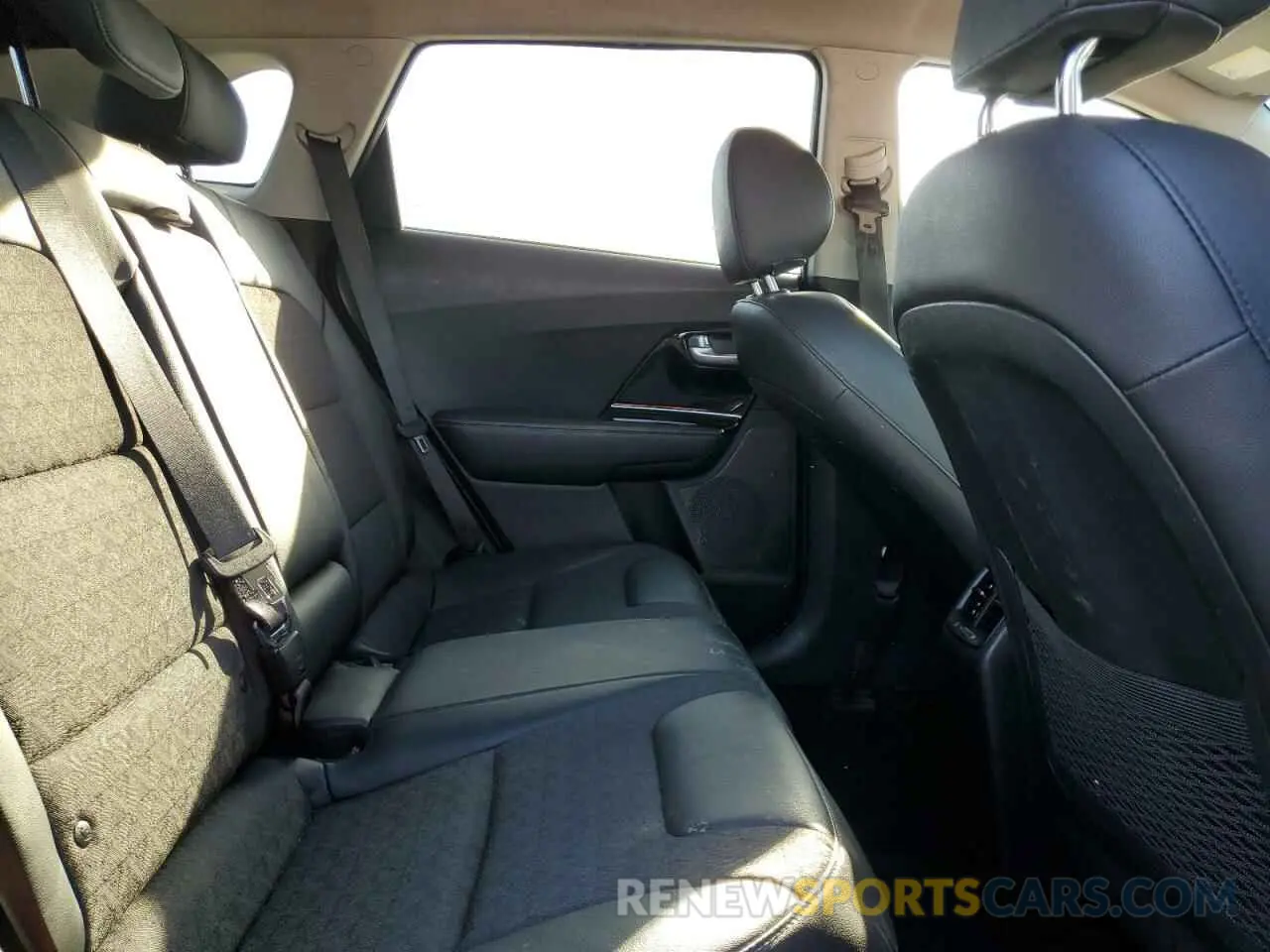 10 Photograph of a damaged car KNDCD3LD5N5490771 KIA NIRO 2022