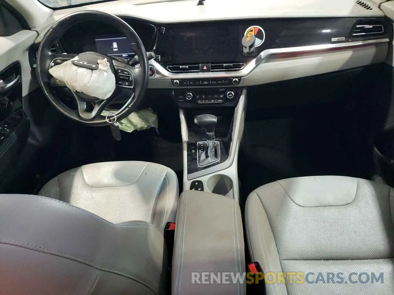8 Photograph of a damaged car KNDCE3LC3N5490823 KIA NIRO 2022